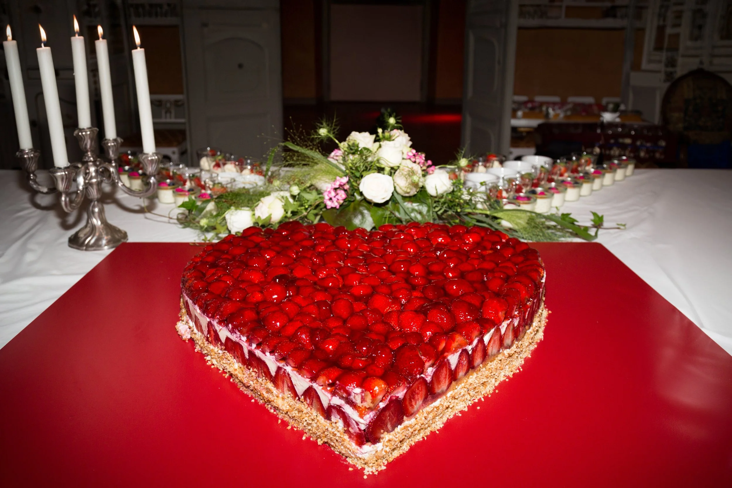 Hochzeit bei Kiel mit liebevollen Details wie einer herzförmigen Erdbeertorte – freie Trauung gestaltet von einer Freien Rednerin mit Empathie und Herz.