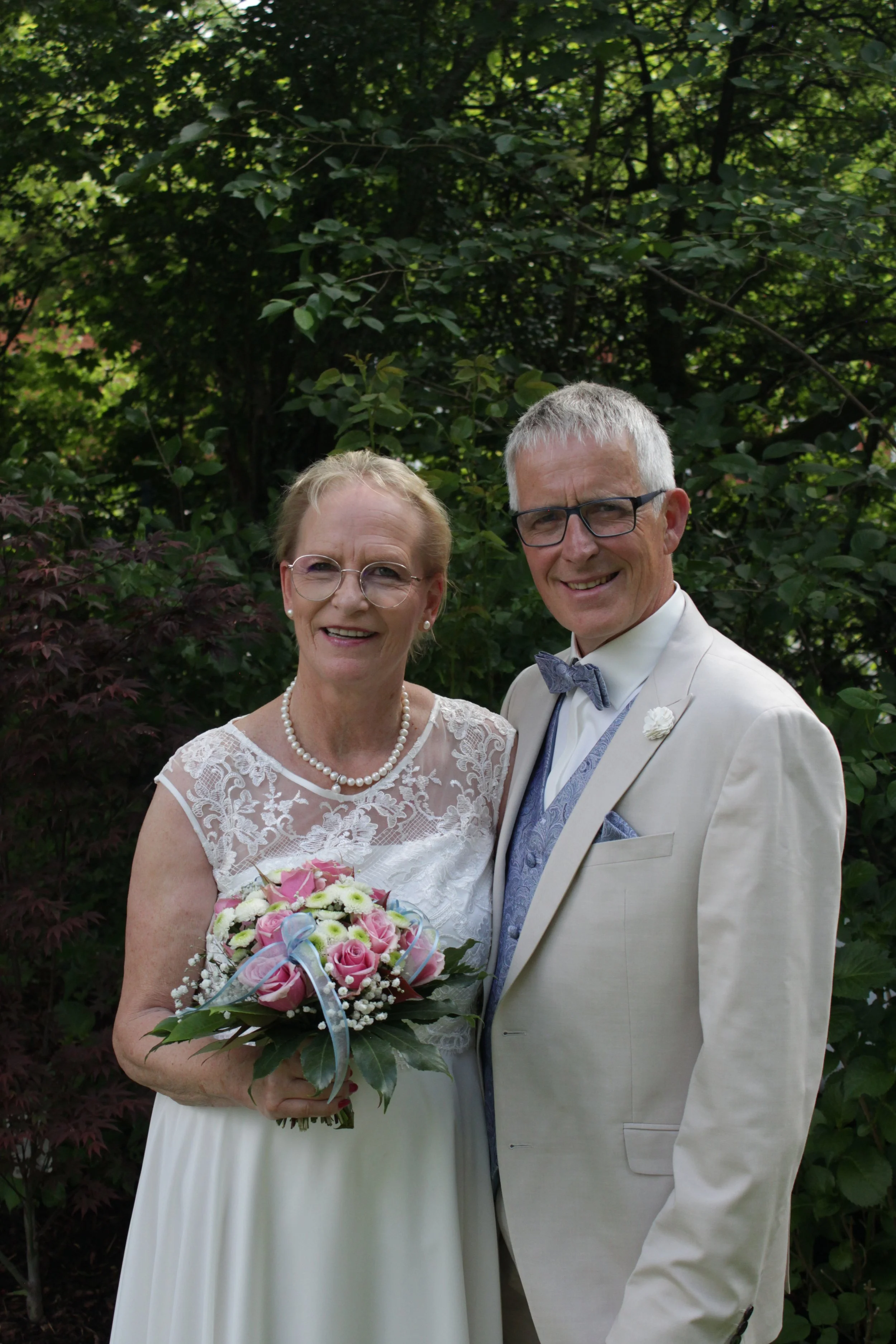 Emotionale freie Trauung in Kiel in Schleswig-Holstein mit einem strahlenden Brautpaar im sommerlichen Garten.