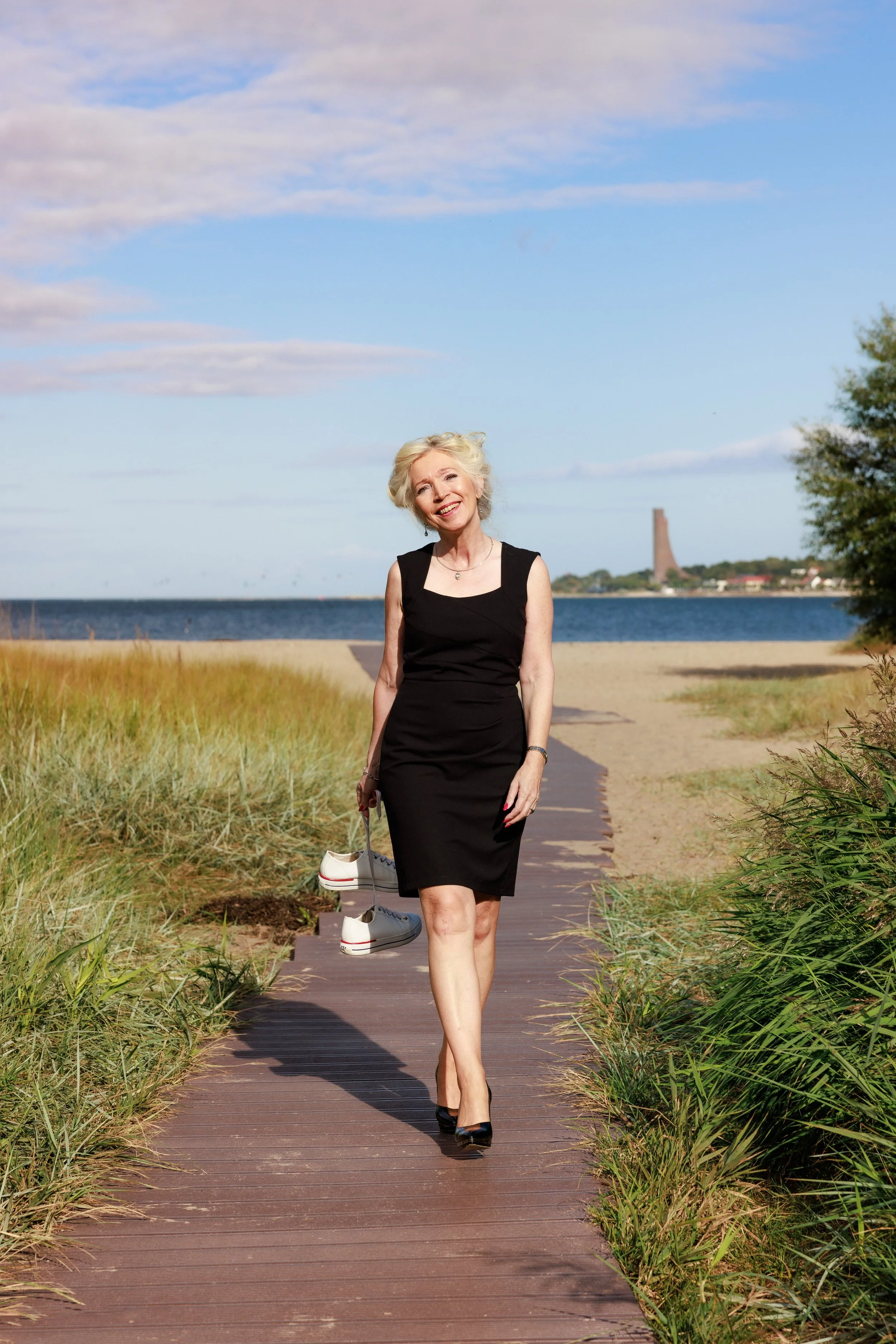 Freie Rednerin (IHK) Angela Günther geht an der Kieler Förde spazieren.