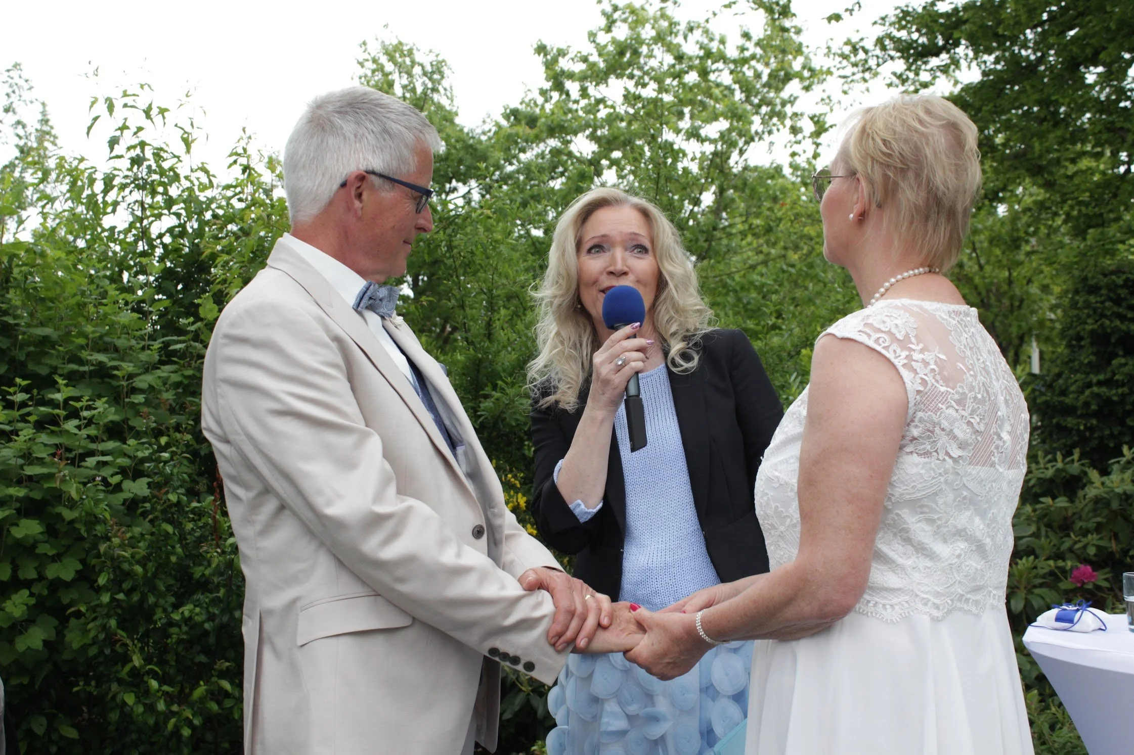 Freie Rednerin bei einer Trauung im Garten in Kiel, Schleswig-Holstein, während des Ja-Wortes.