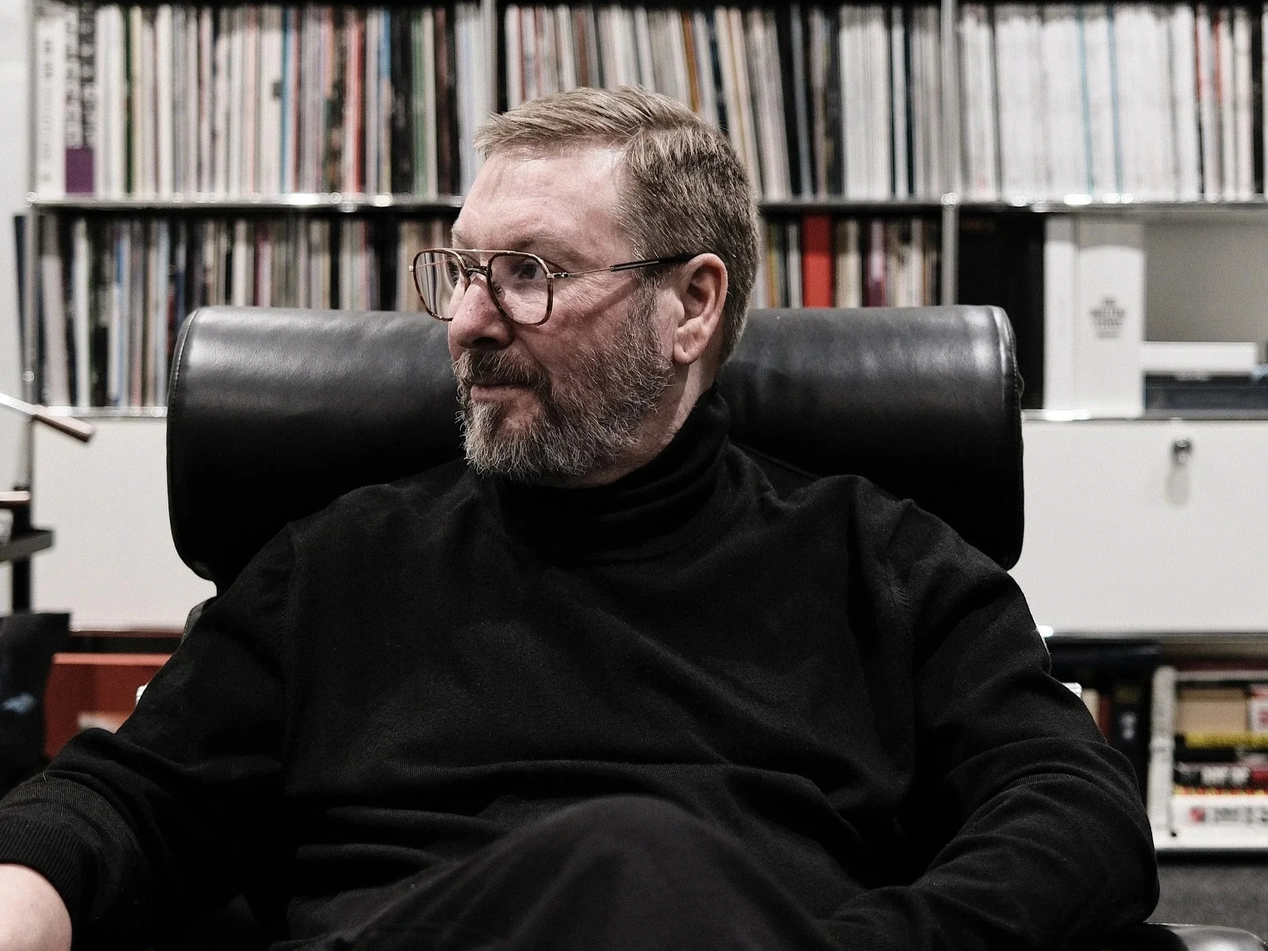 Janne Uotila kehitti meidän eläinsäätiölle ilmeen, joka kutsuu kohtaamaan