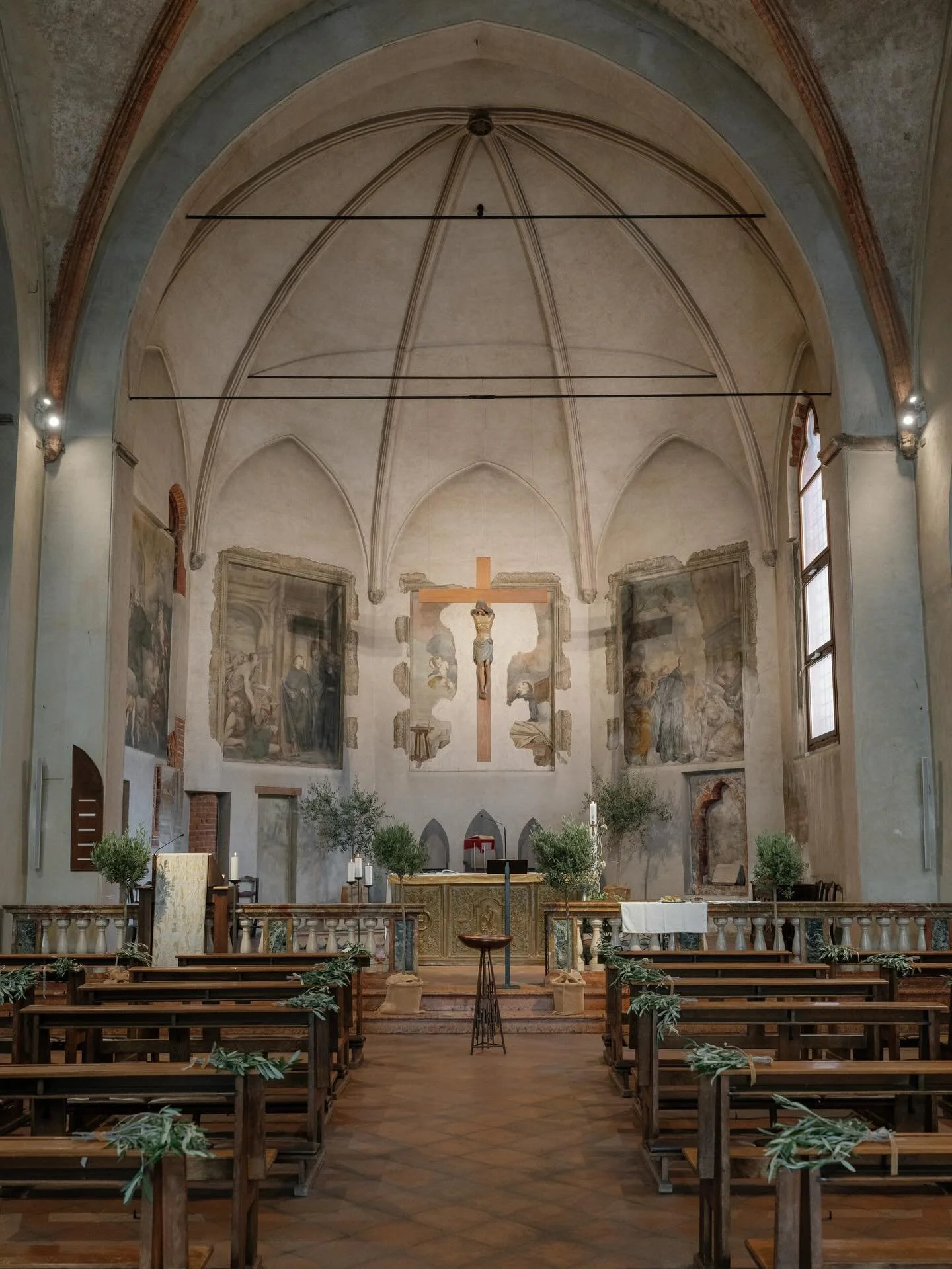 Our Church set up for G &mdash; olive trees, delicate details, and a celebration filled with meaning 🕊️

@sara_rossetto 🤍
Ph: @cinziabruschini