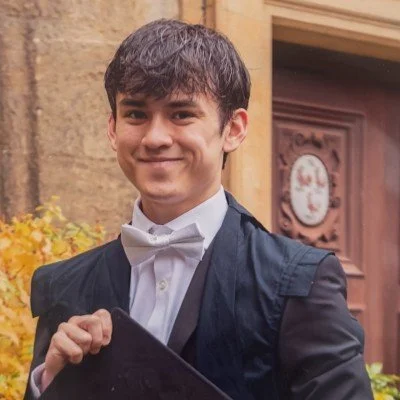 Microscopic view of pink fungal spores and hyphae.