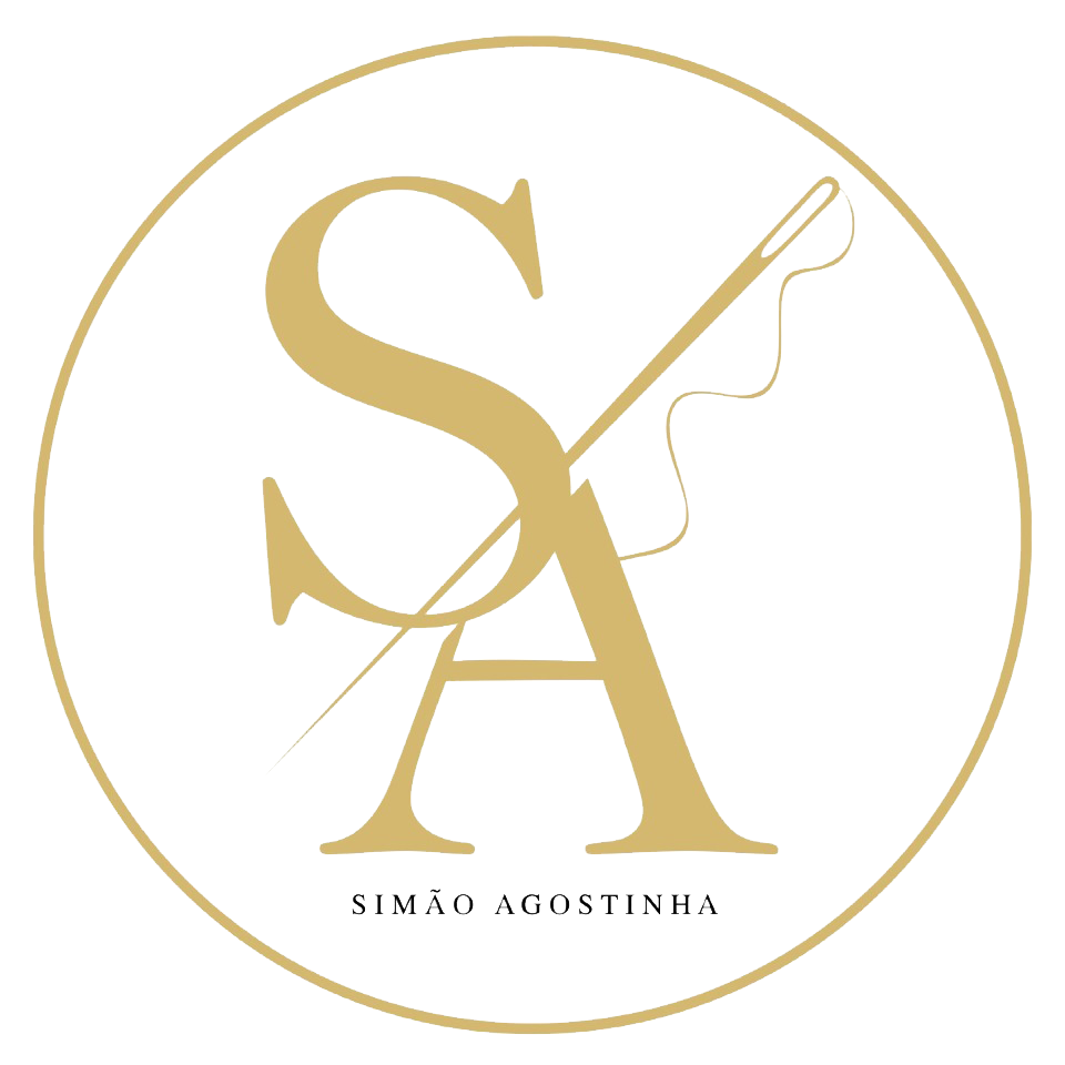 Een zwart en goudkleurig logo met de letters S en A en een naald en draad erdoorheen.