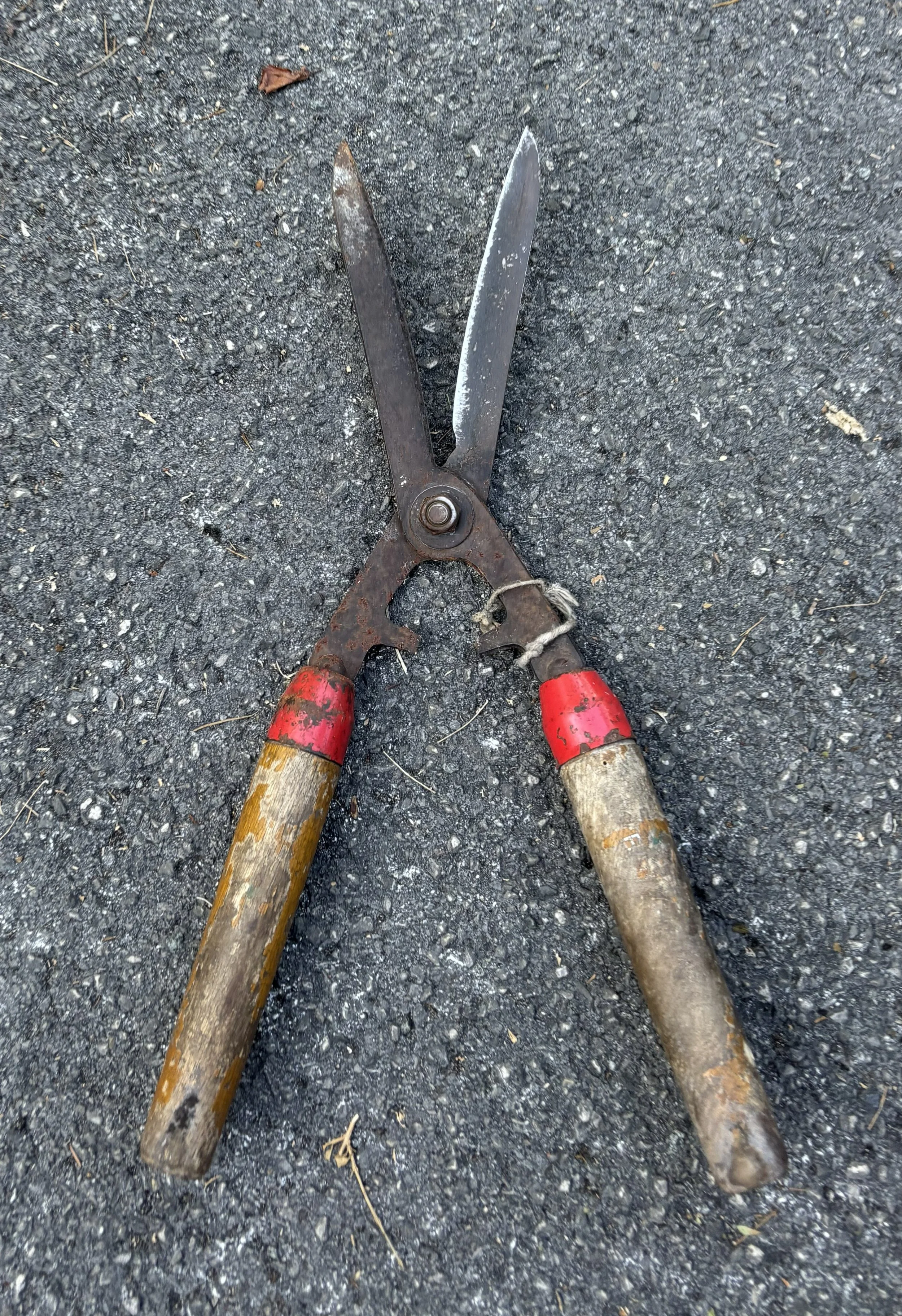 Vintage manual hedge shears sharpening Heald Green, Stockport, Greater Manchester. hedge shears sharpening service, hedge shears sharpening, hedge shears sharpening service near me, hedge shears sharpened by Blunt Solutions. Vintage manual hedge shea