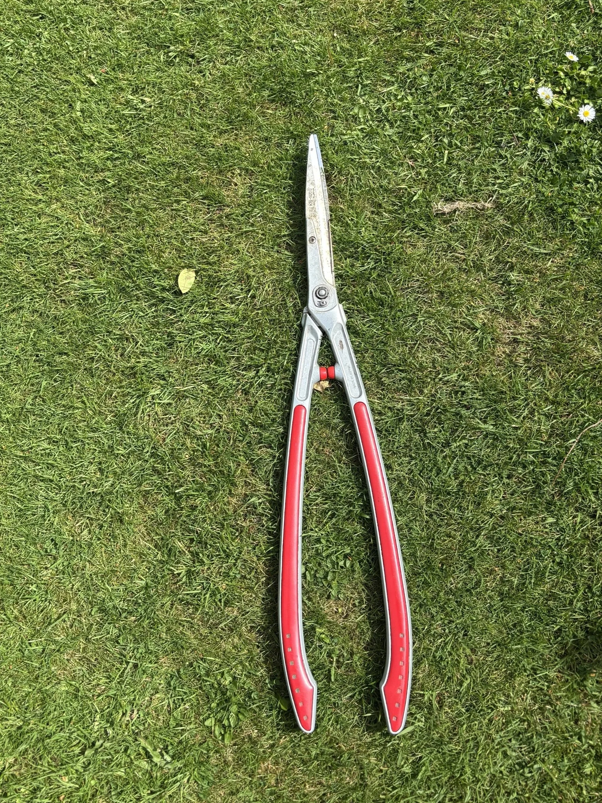 Professional long‑handled garden shears. Showcases the type of garden tools expertly sharpened by Blunt Solutions across Greater Manchester, Cheshire East, and the North West. Perfect for use on service pages promoting hedge‑cutting tools, pruning sh