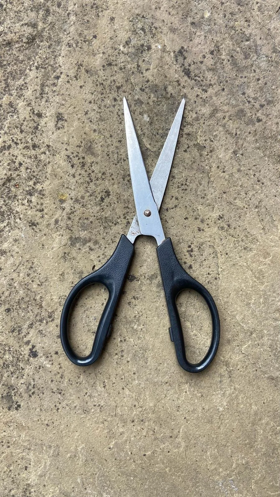 Sharpened Kitchen Scissors Poynton, Sharpened Kitchen Scissors Stockport Sk12, re-alligned scissors, kitchen scissor sharpening service poynton, kitchen scissor sharpening service stockport, kitchen scissor sharpening service cheshire