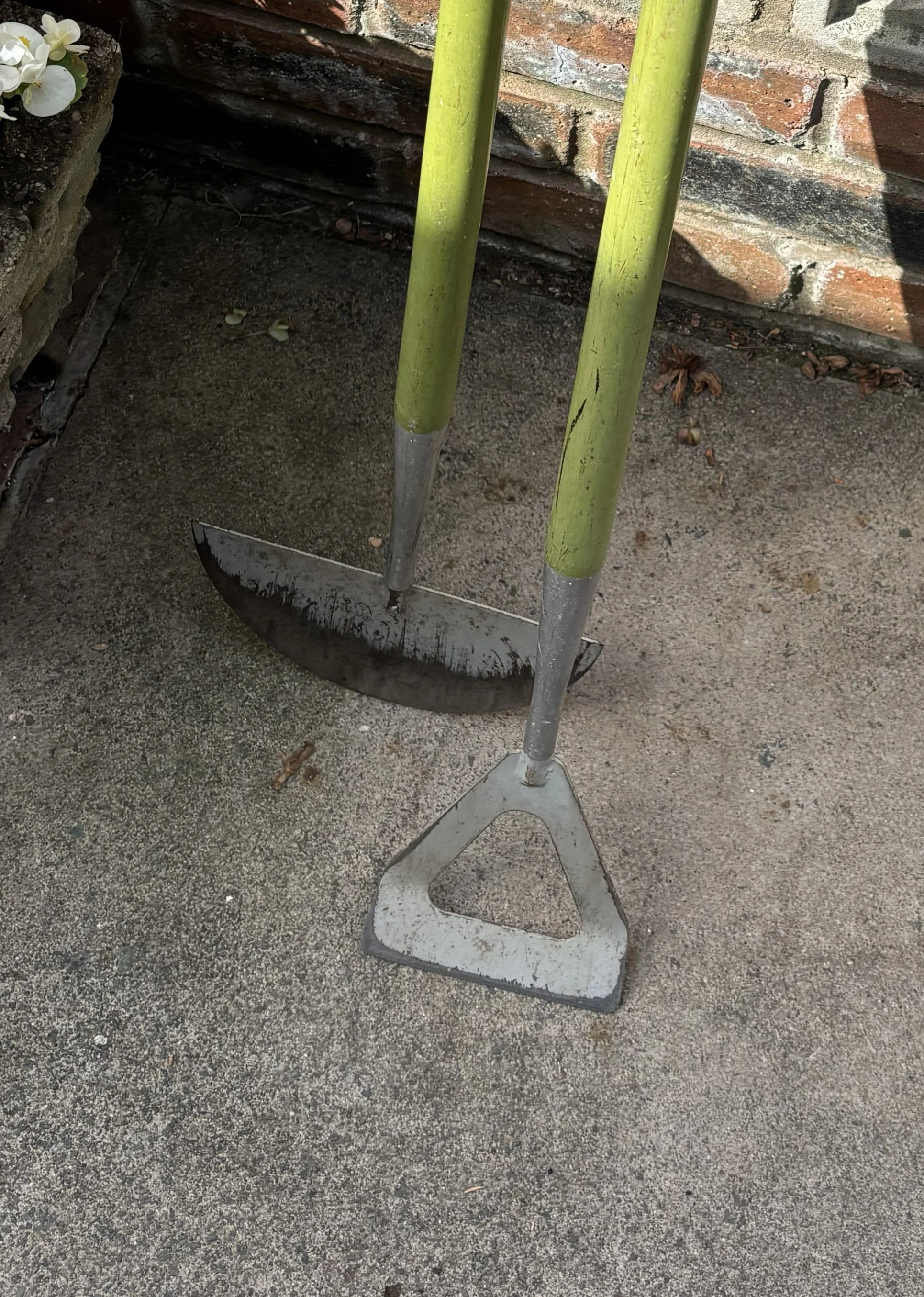 Garden Hoe sharpening Heald Green, Stockport, Greater Manchester. Garden Hoe sharpening service, secateur sharpening, Garden Hoe sharpening service near me, Garden Hoe sharpened by Blunt Solutions. Half moon lawn edger sharpening service, Half moon l
