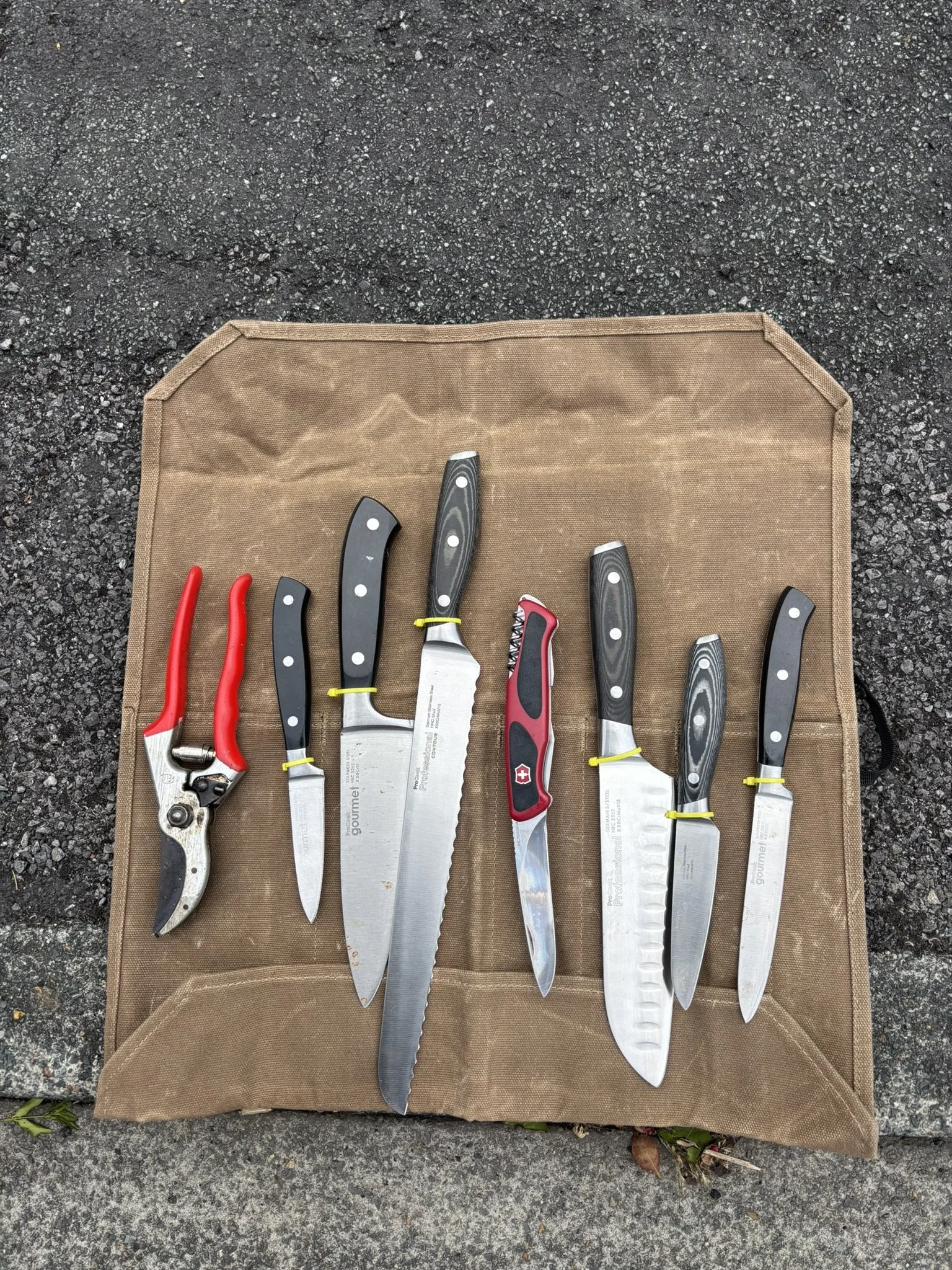 Sharpened and re-tipped kitchen knives, as well as pruning scissors
