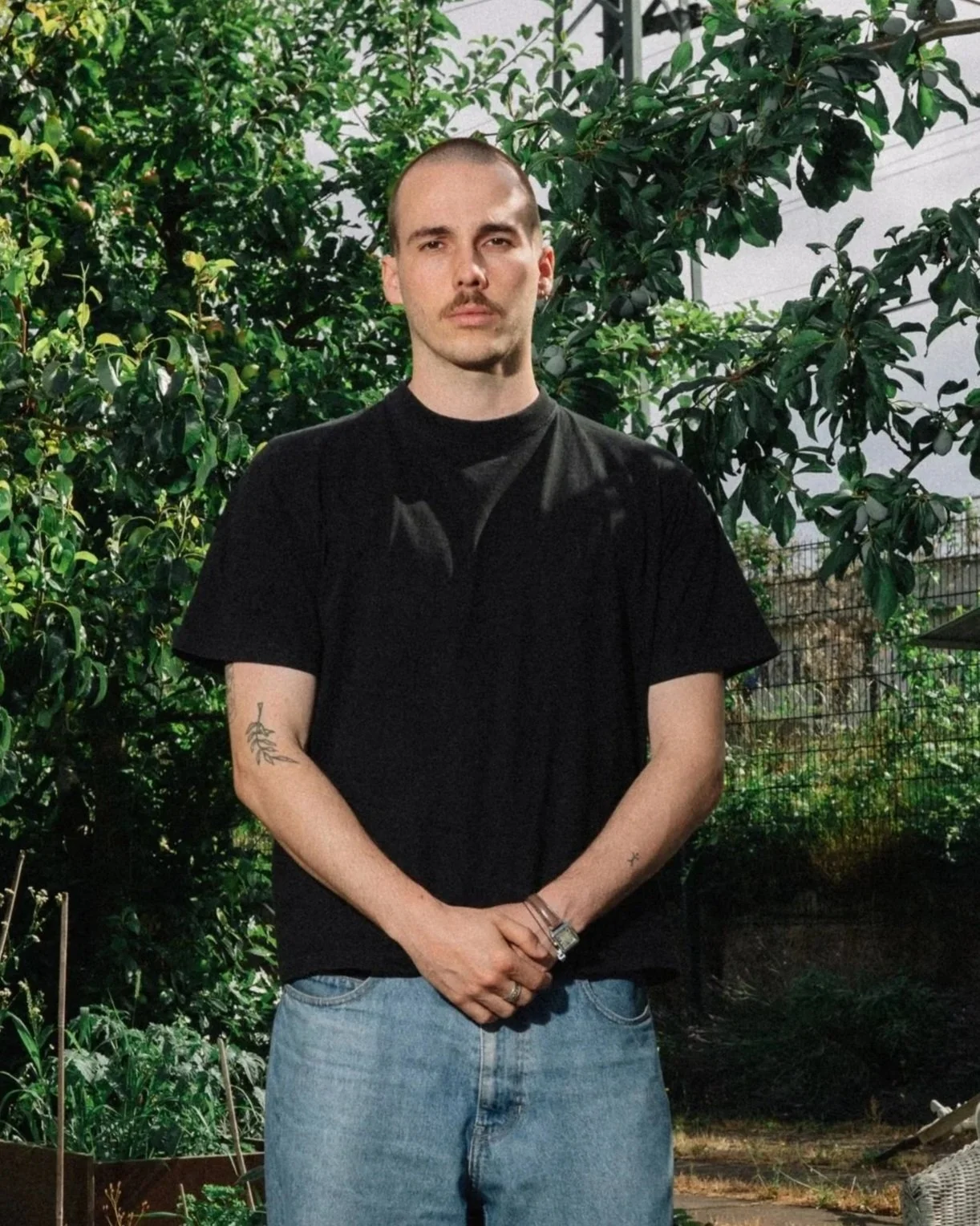 Micka vor Grün im Garten