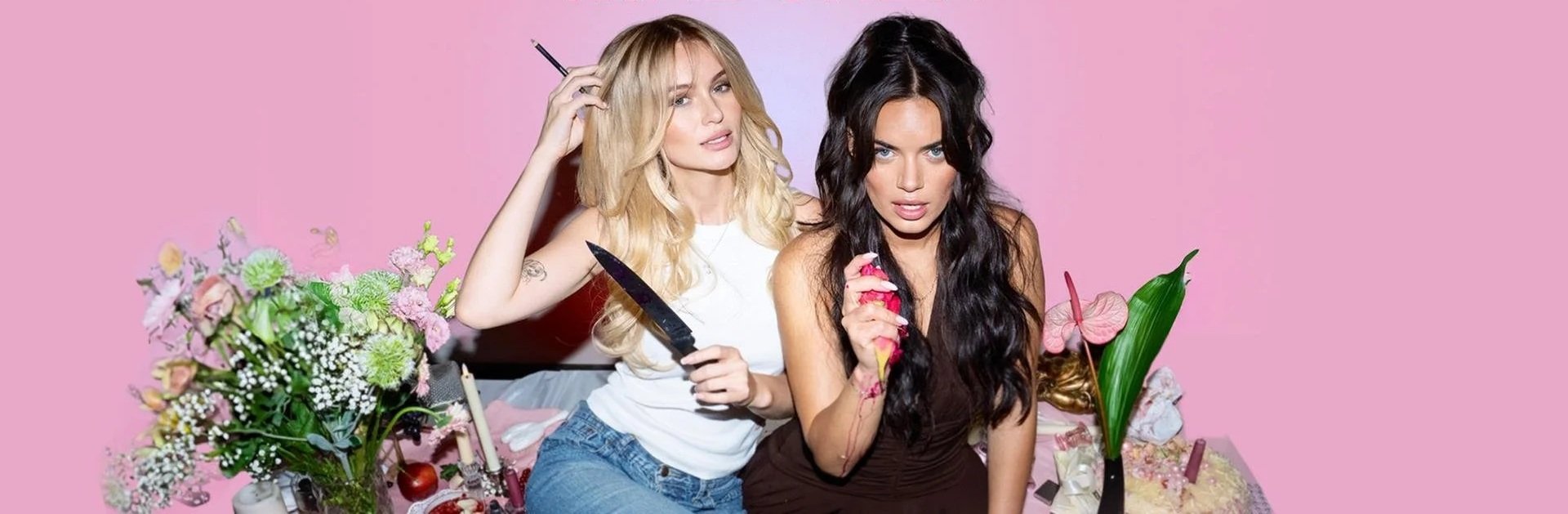 Format-Bild vom Podcast "Brave Mädchen" mit links Suki und rechts Henna vor pinken Hintergrund und Pflanzen.