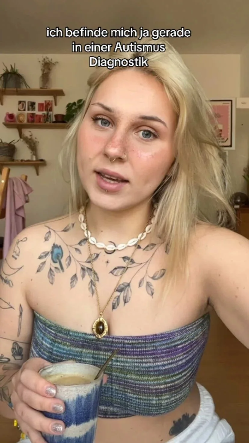 Screenshot von TikTok mit einer Frau und der Überschrift "ich befinde mich gerade in einer Autismus Diagnostik".