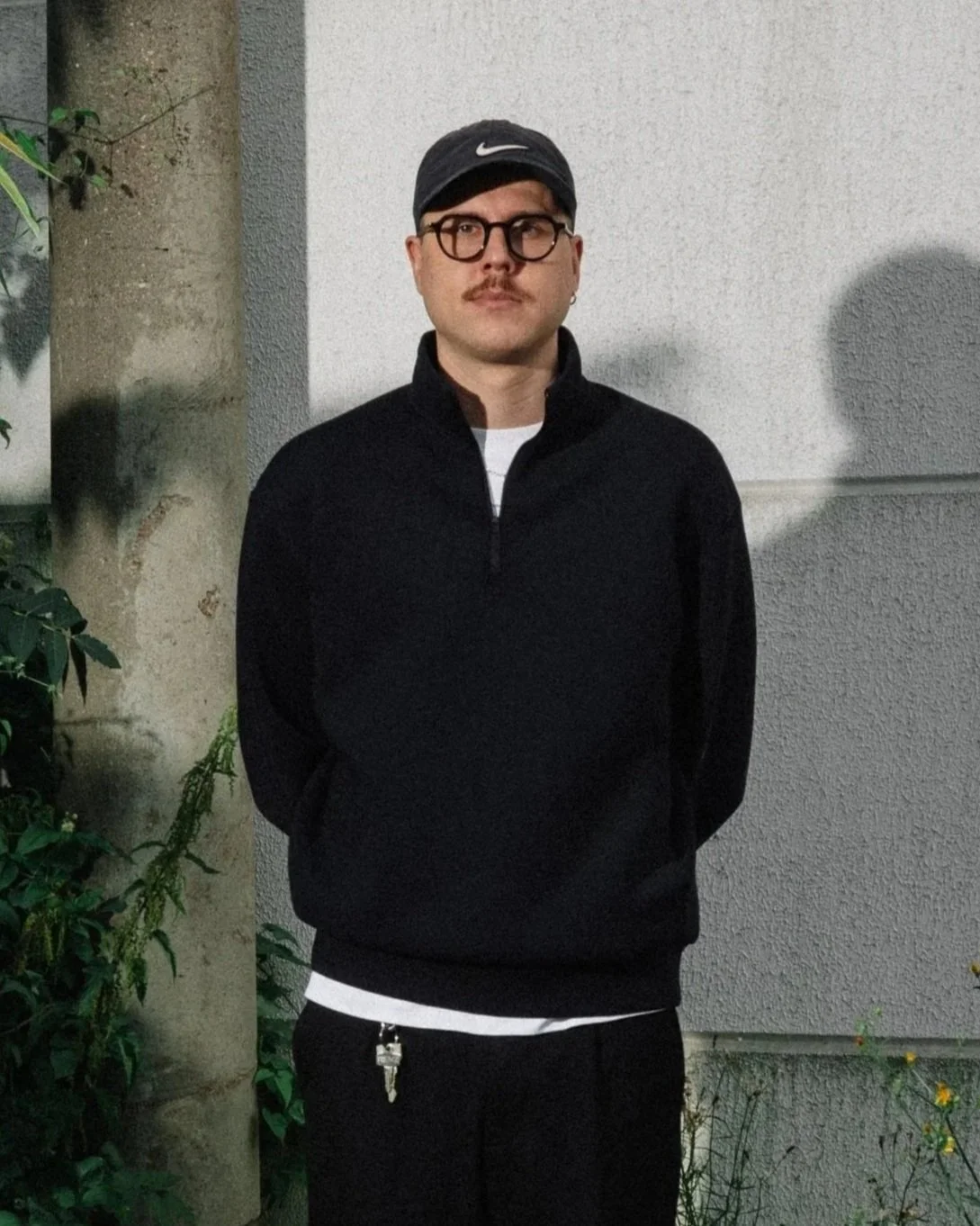 Elias vor grauer Wand