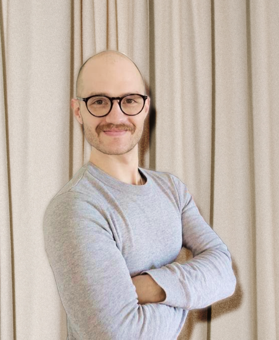 Thomas vor weißem Vorhang