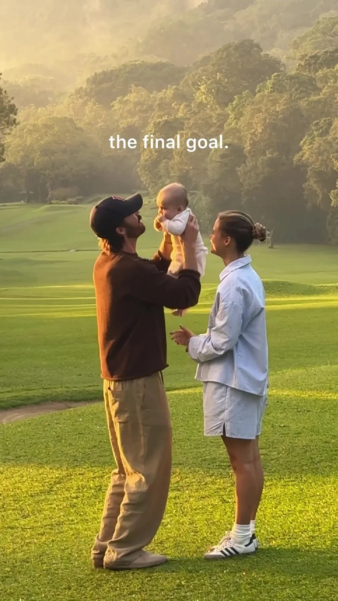 TikTok-Thumbnail mit einem jungen, heterosexuellen Paar mit einem Baby auf einer Wiese und dem Text "the final goal.".