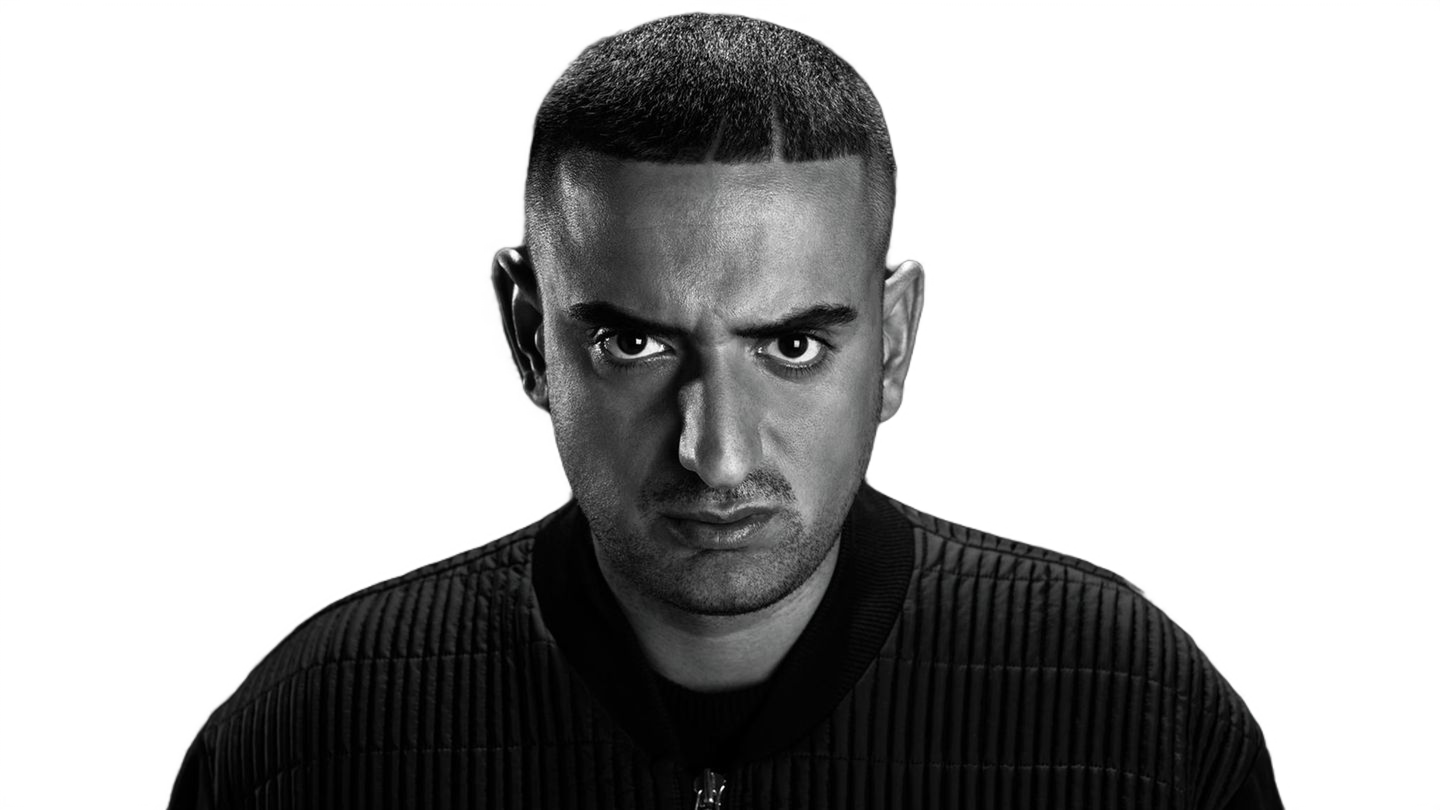 Schwarz.-weiß Foto von Haftbefehl, der direkt und bin ernstem Blick in die Kamera schaut.