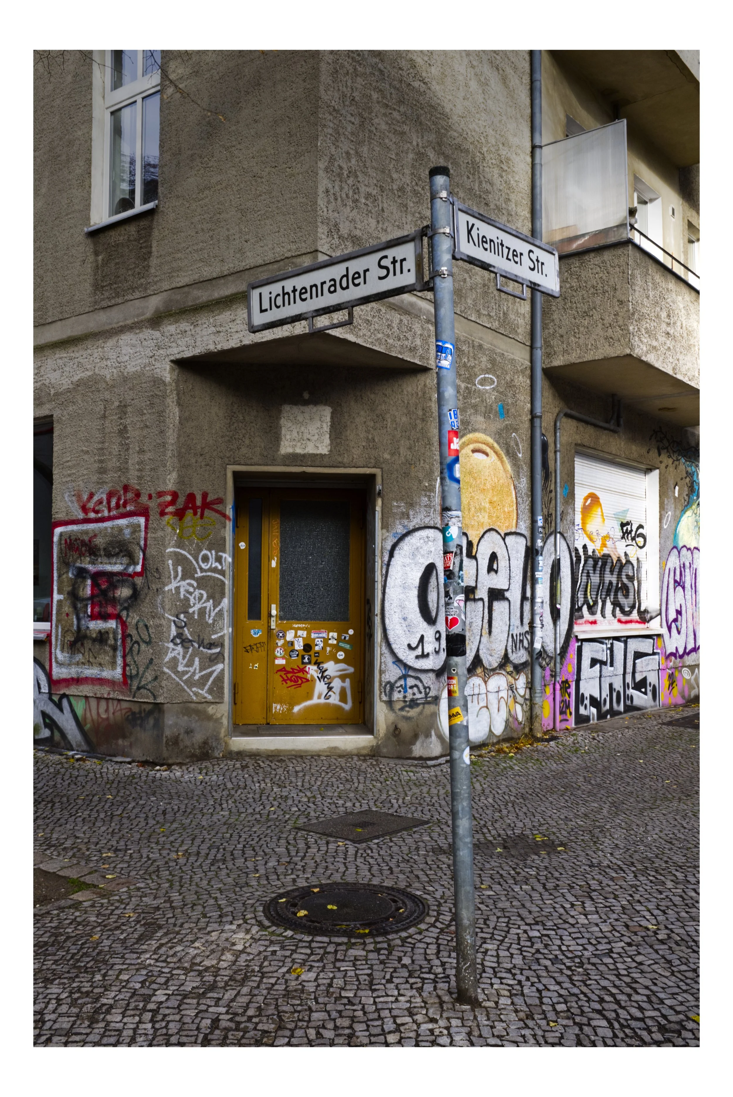 gate grafitti berlin gateskilt.jpg