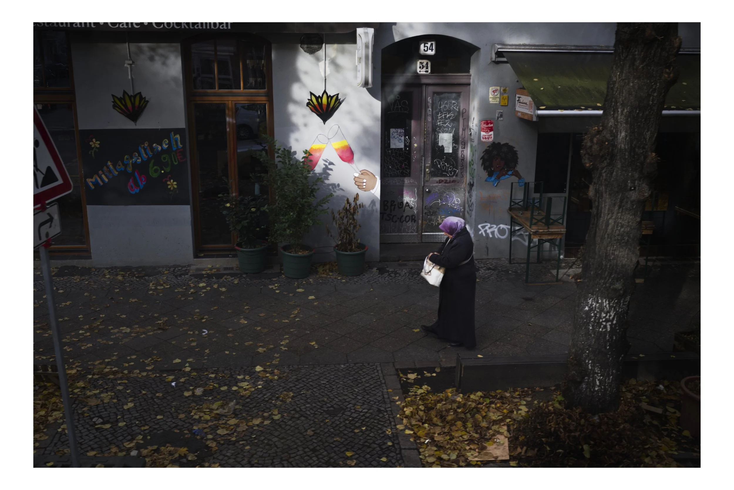 dame fra buss lys berlin.jpg