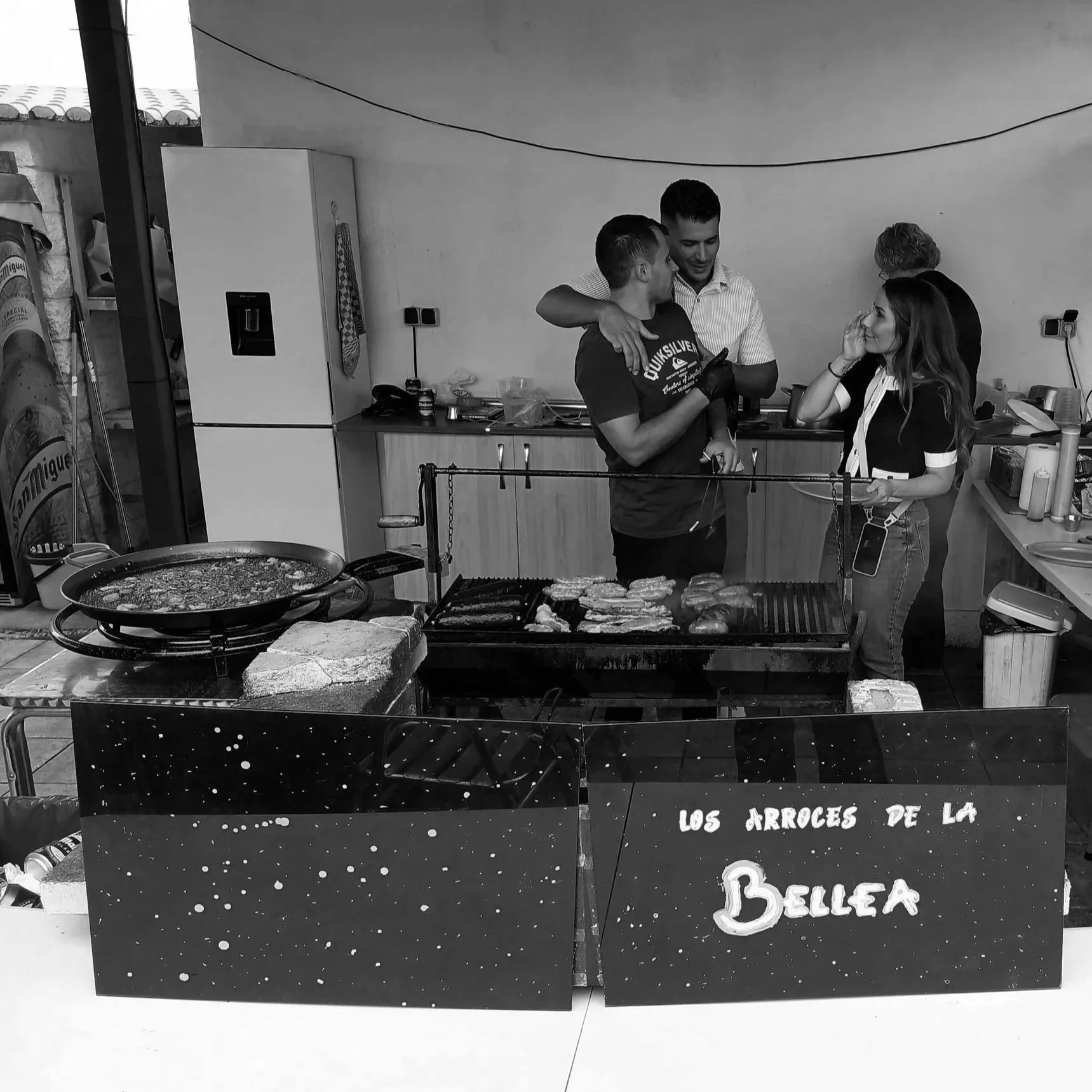 Amistad, reunion, familiar, amigos disfrutando, paella en casa