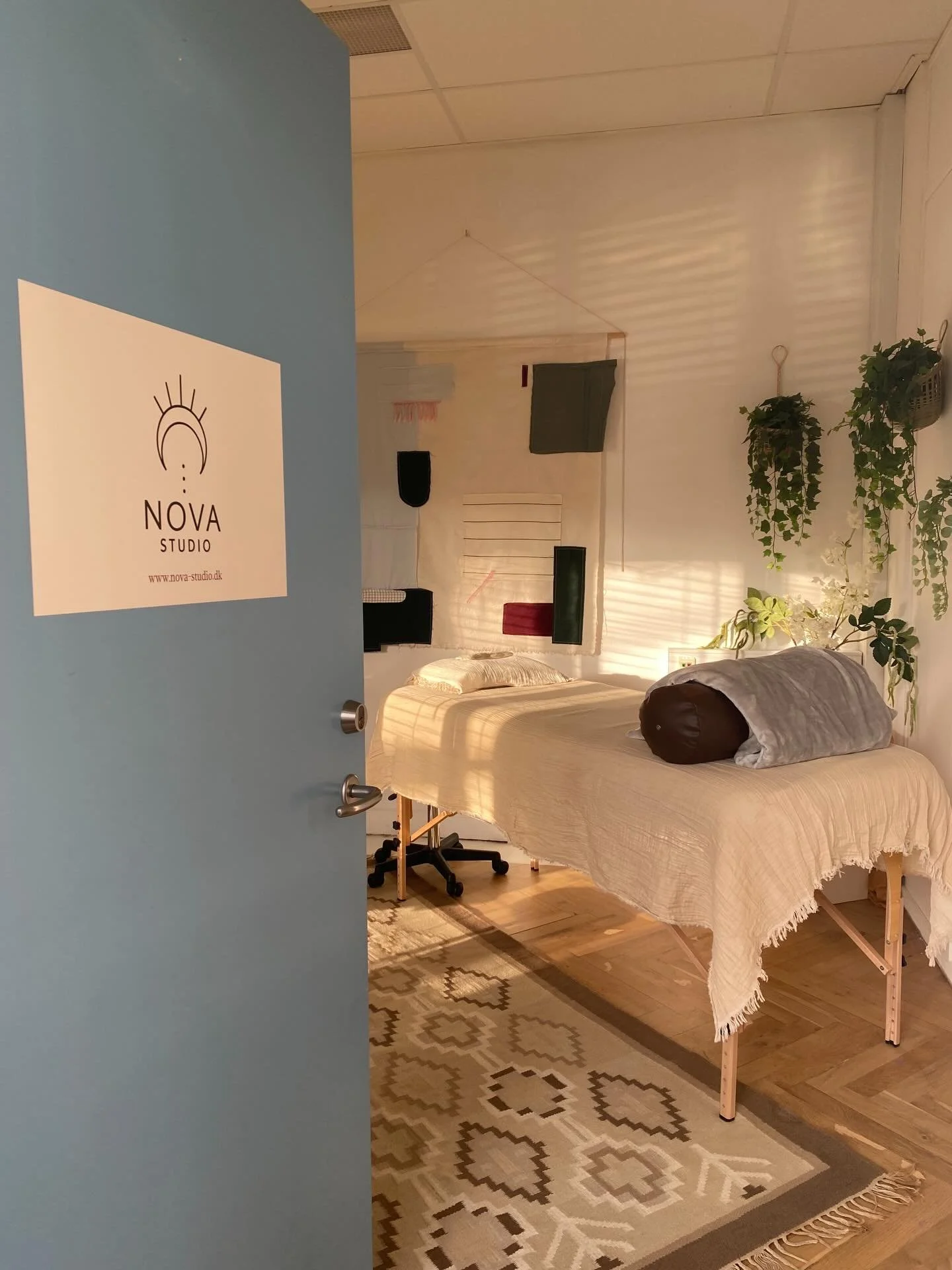 Sometimes Reiki feels like warmth moving through the body.
Sometimes like heaviness, tingling, or a quiet release of tension you didn&rsquo;t realise you were holding.

And sometimes, nothing dramatic happens at all.

It can simply be an hour where y