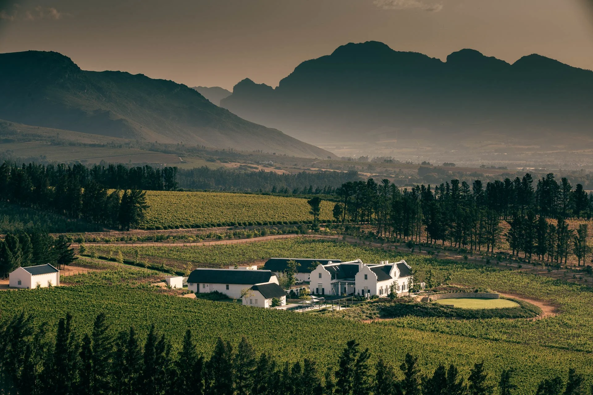 Brookdale Estate ligt in het groen en met bergen op de achtergrond in Paarl, Zuid-Afrika.