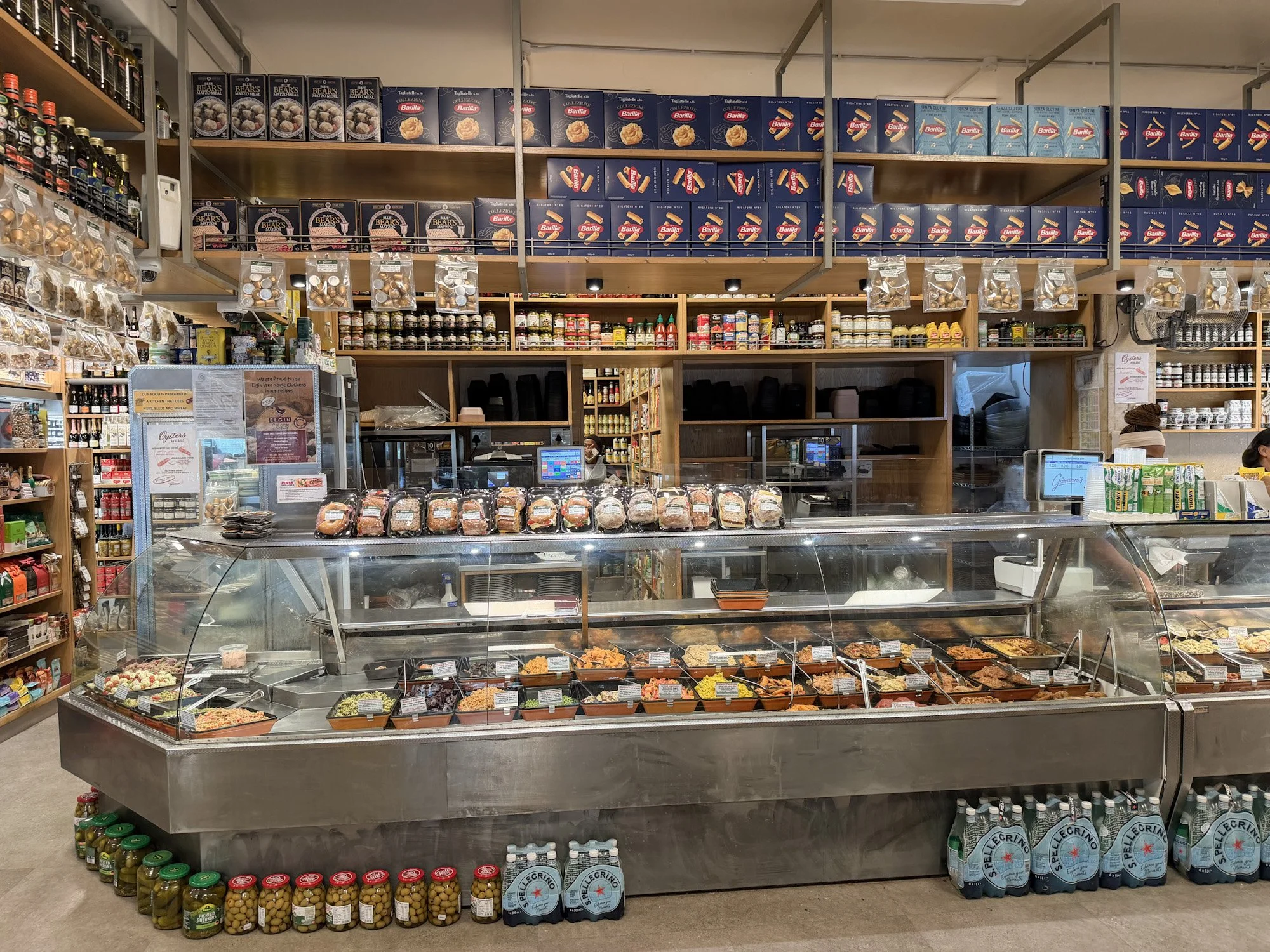 Toonbank met verse gerechten en delicatessen bij Giovanni's in Cape Town.