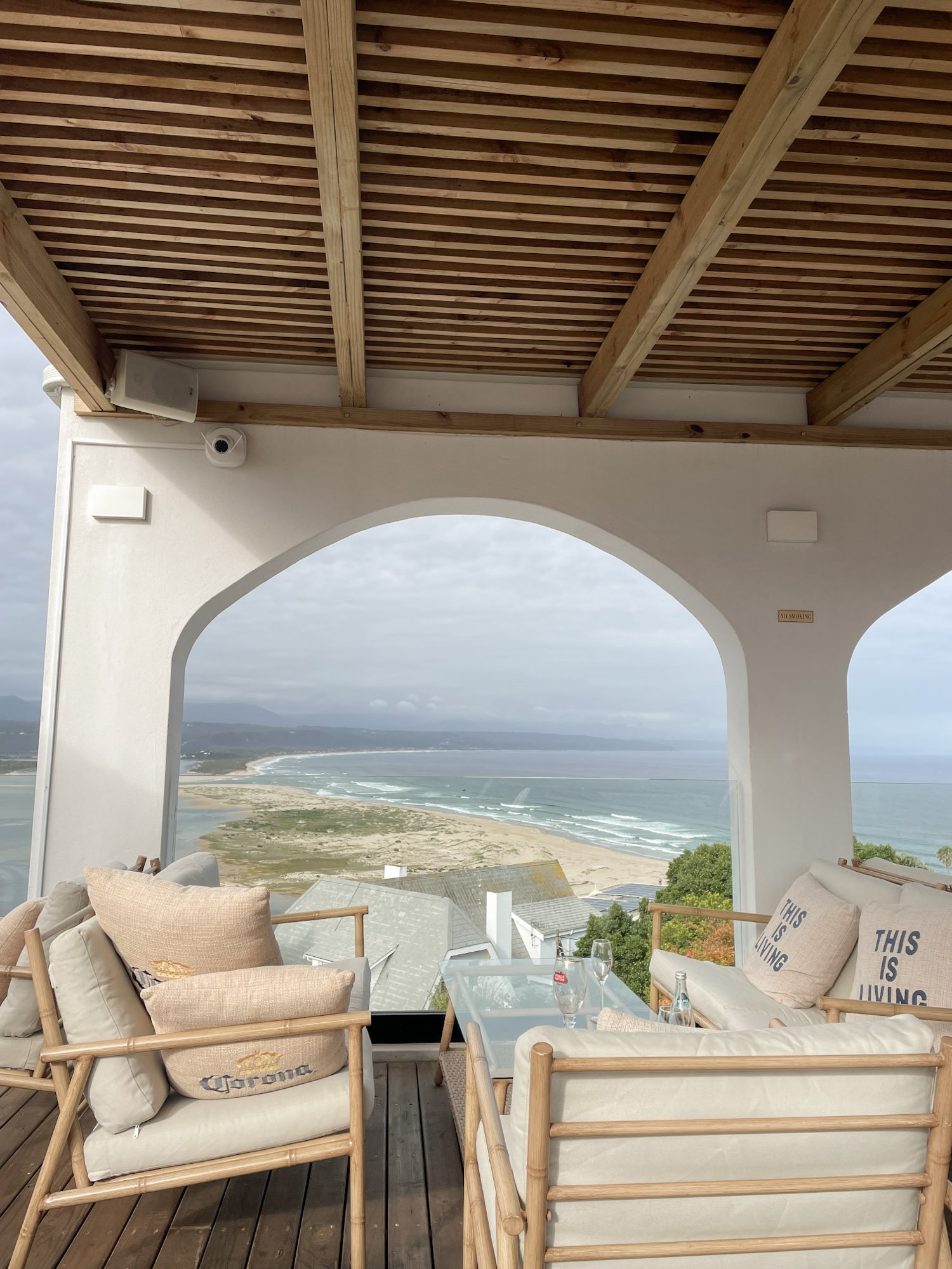 Uitzicht op Lookout Beach vanaf het dakterras van The Palms in Plettenberg Bay.