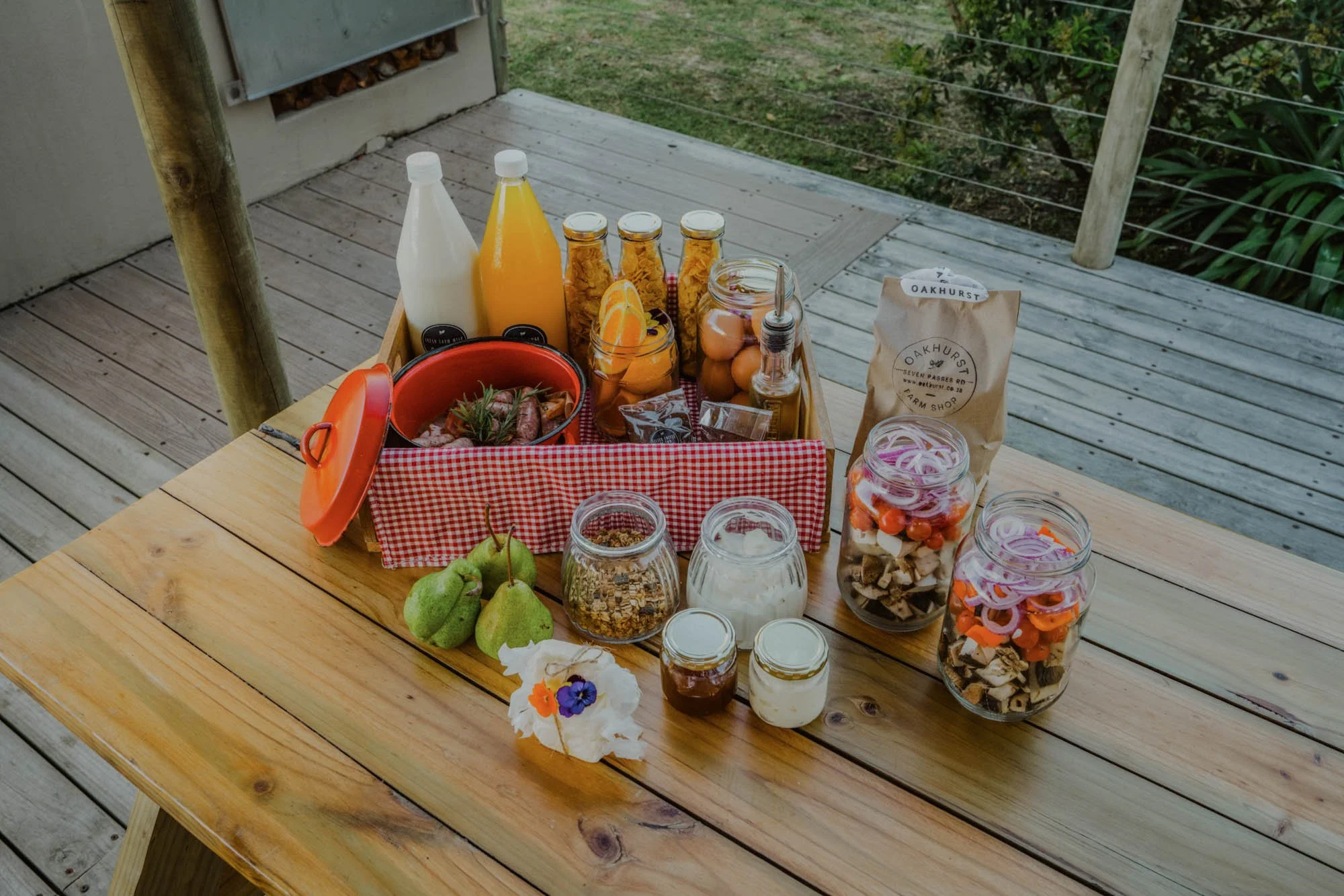 Ontbijtmand met sap, melk, granola, yoghurt, fruit en verse ingrediënten bij AfriCamps at Oakhurst.