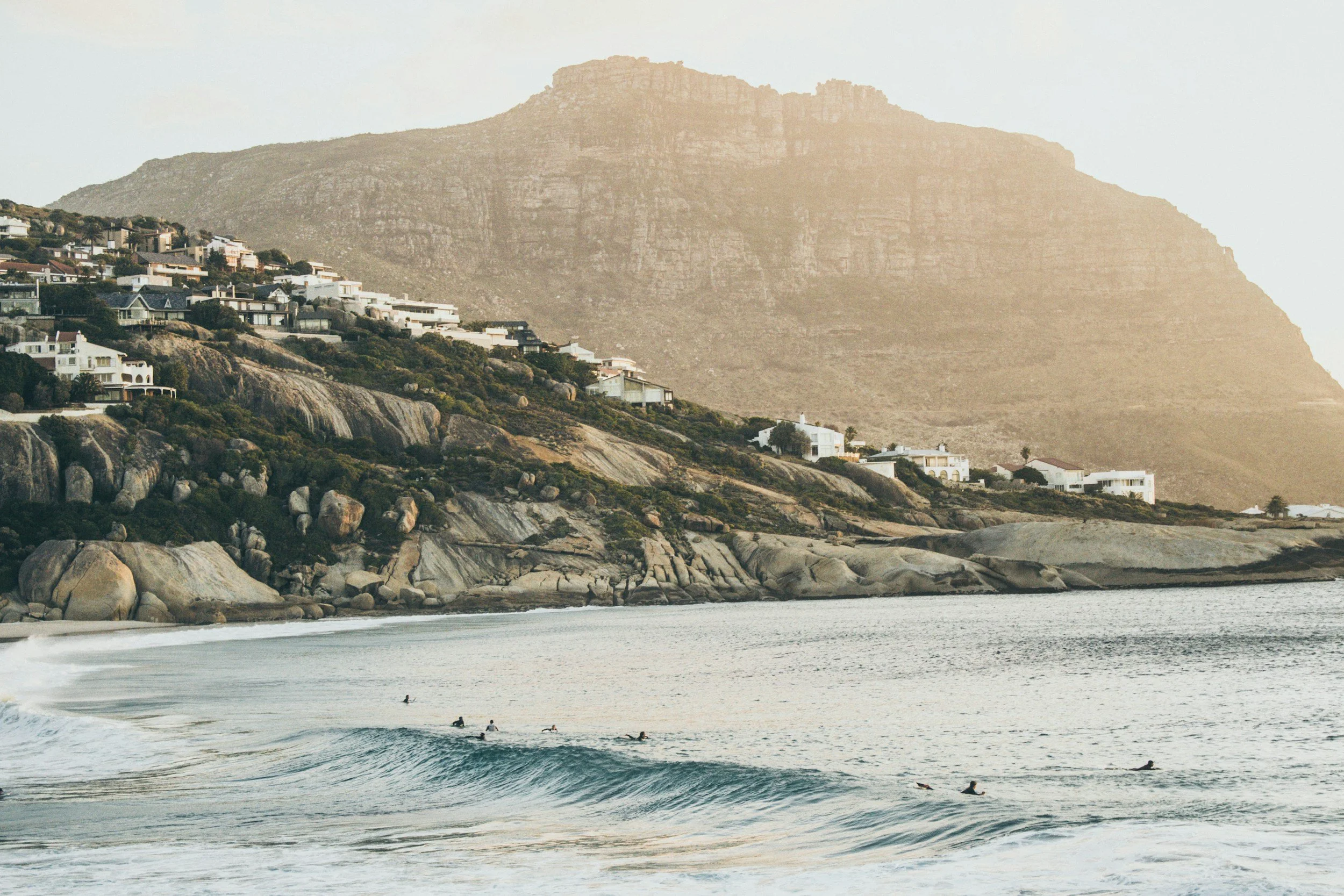 Stilbaai, Zuid-Afrika, huizen op rotsen in nevel.
