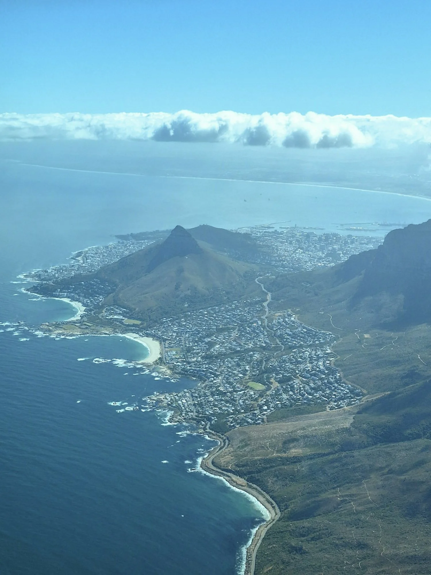 Luchtfoto van Kaapstad vanuit een vliegtuig.