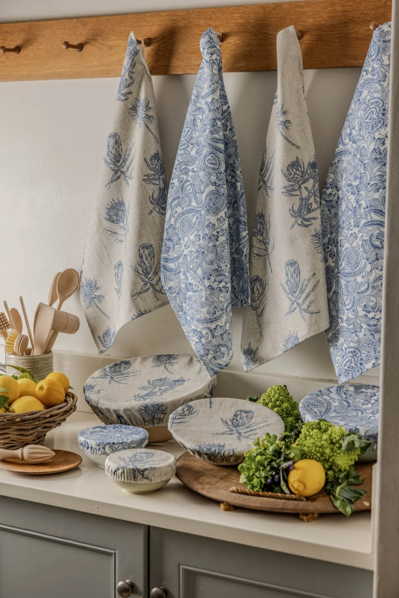 Theedoeken met geborduurde zebra’s en bijpassende keukenaccessoires van Cape Home Collective.
