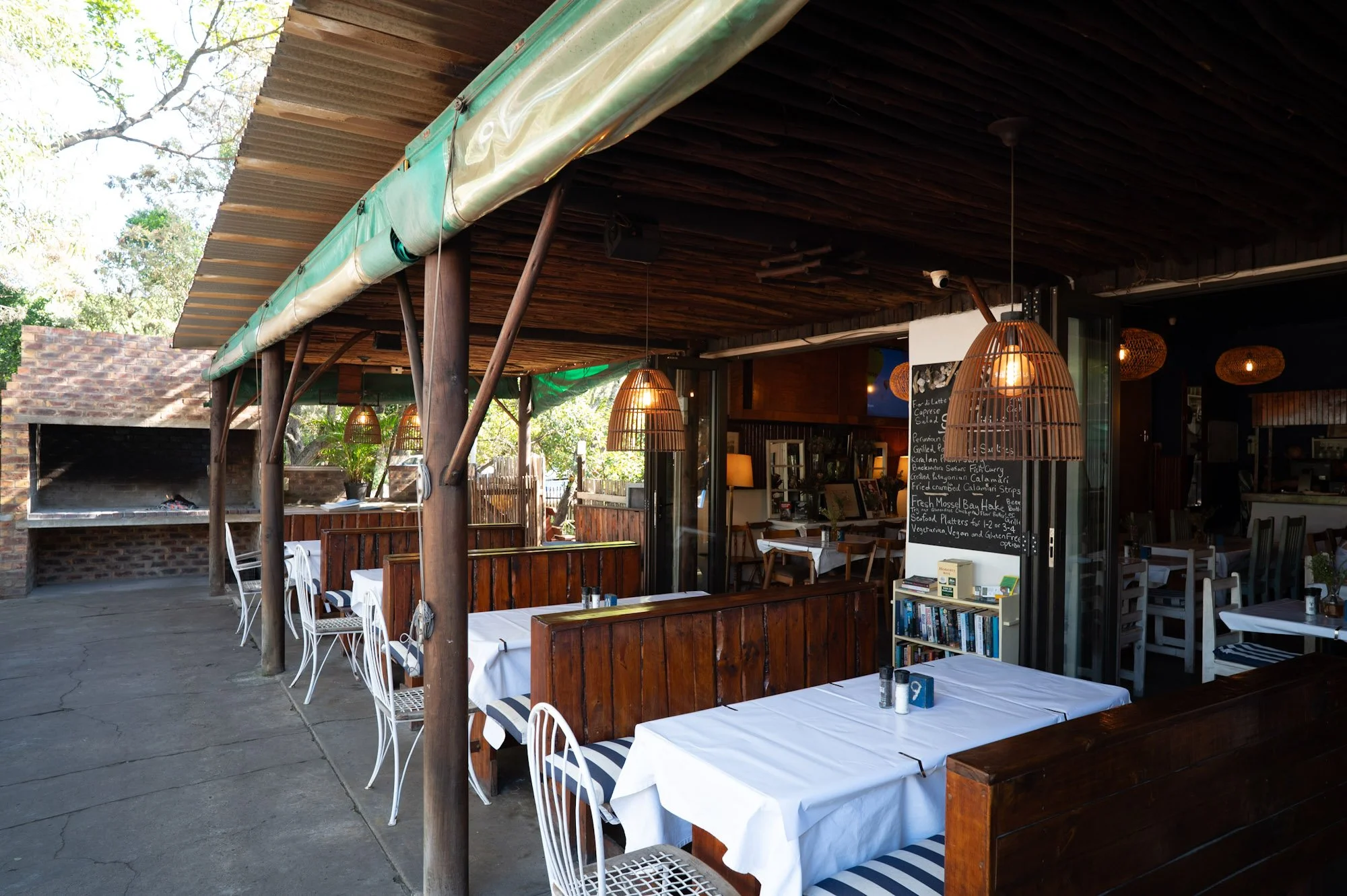 Restaurantterras met houten details in Nature's Valley.