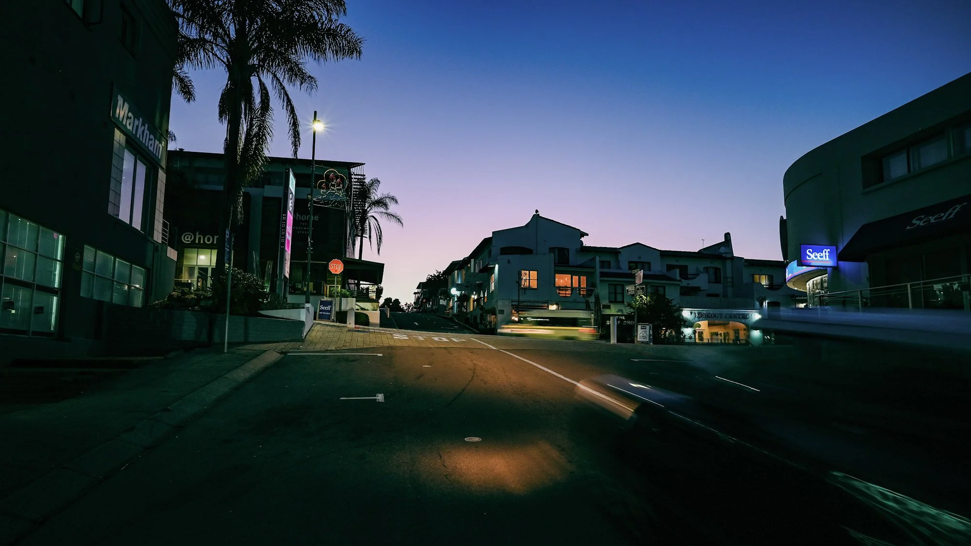 Straatbeeld van Plettenberg Bay tijdens de schemer.