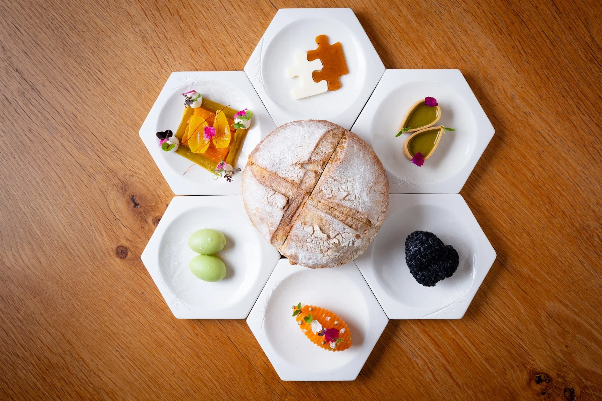 brood geserveerd met kleine gerechten op zeshoekige borden