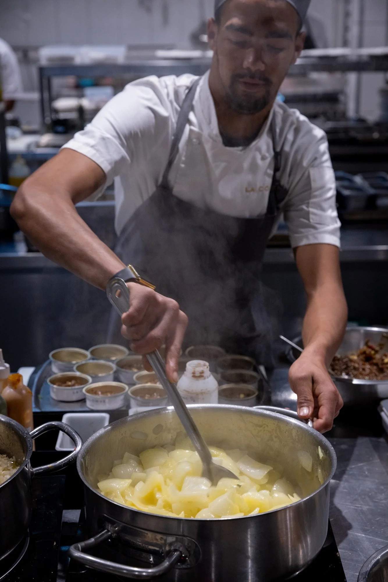 ding-zuid-afrika.jpgchef bereidt gerecht in keuken La Petite Colombe met pan en stoom.