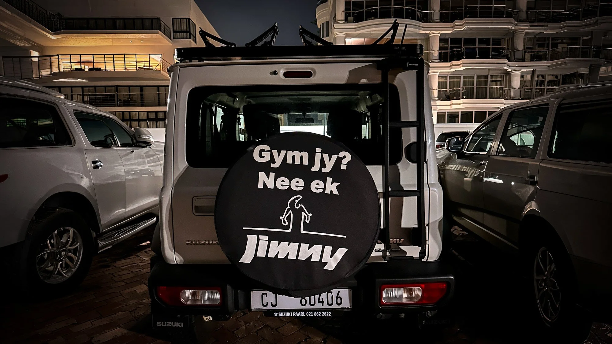 Suzuki Jimny met grappige tekst op reservewiel in Zuid-Afrika