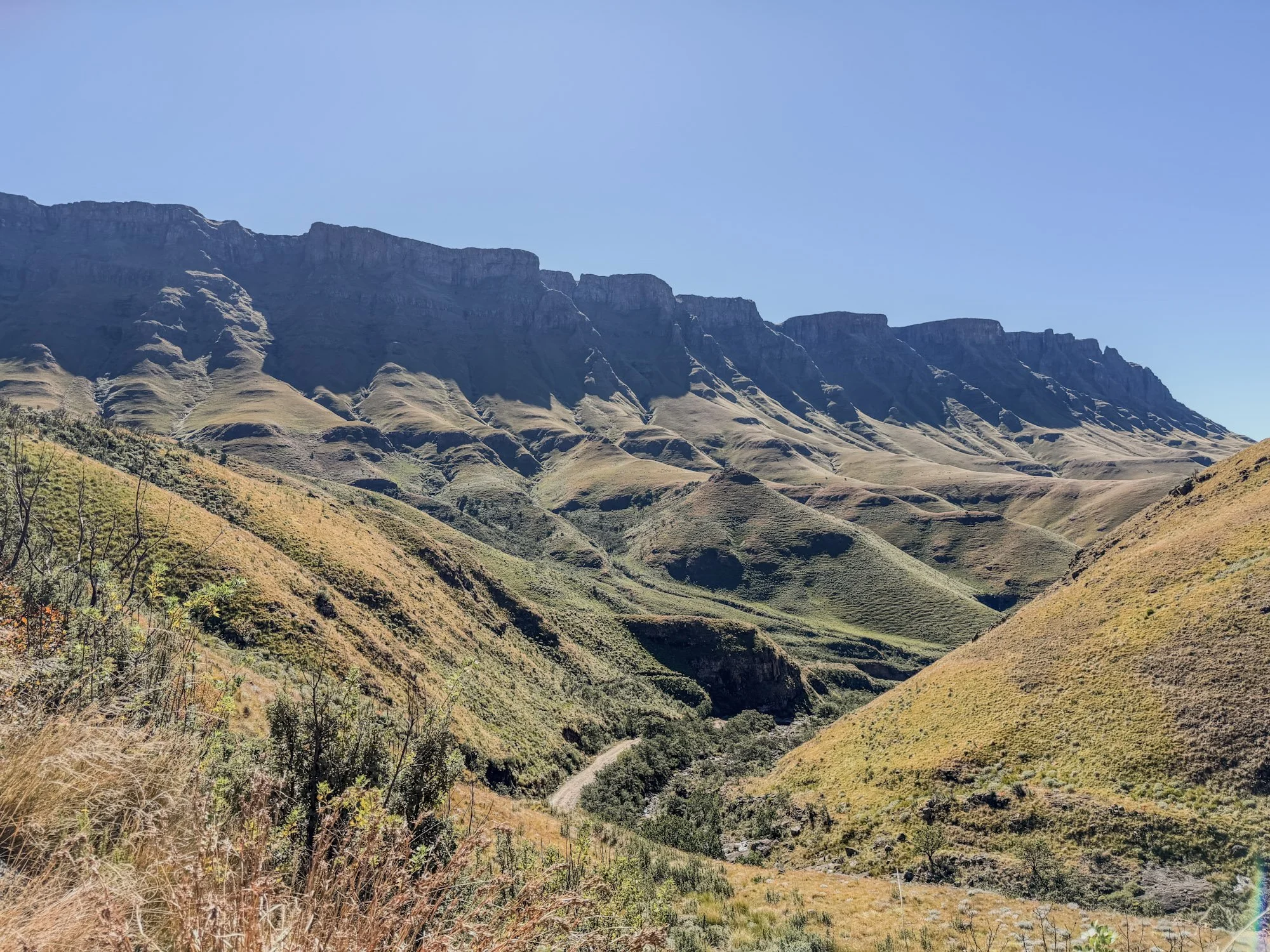 Berglandschap met glooiende heuvels en 12 apostelen onderweg naar Lesotho.