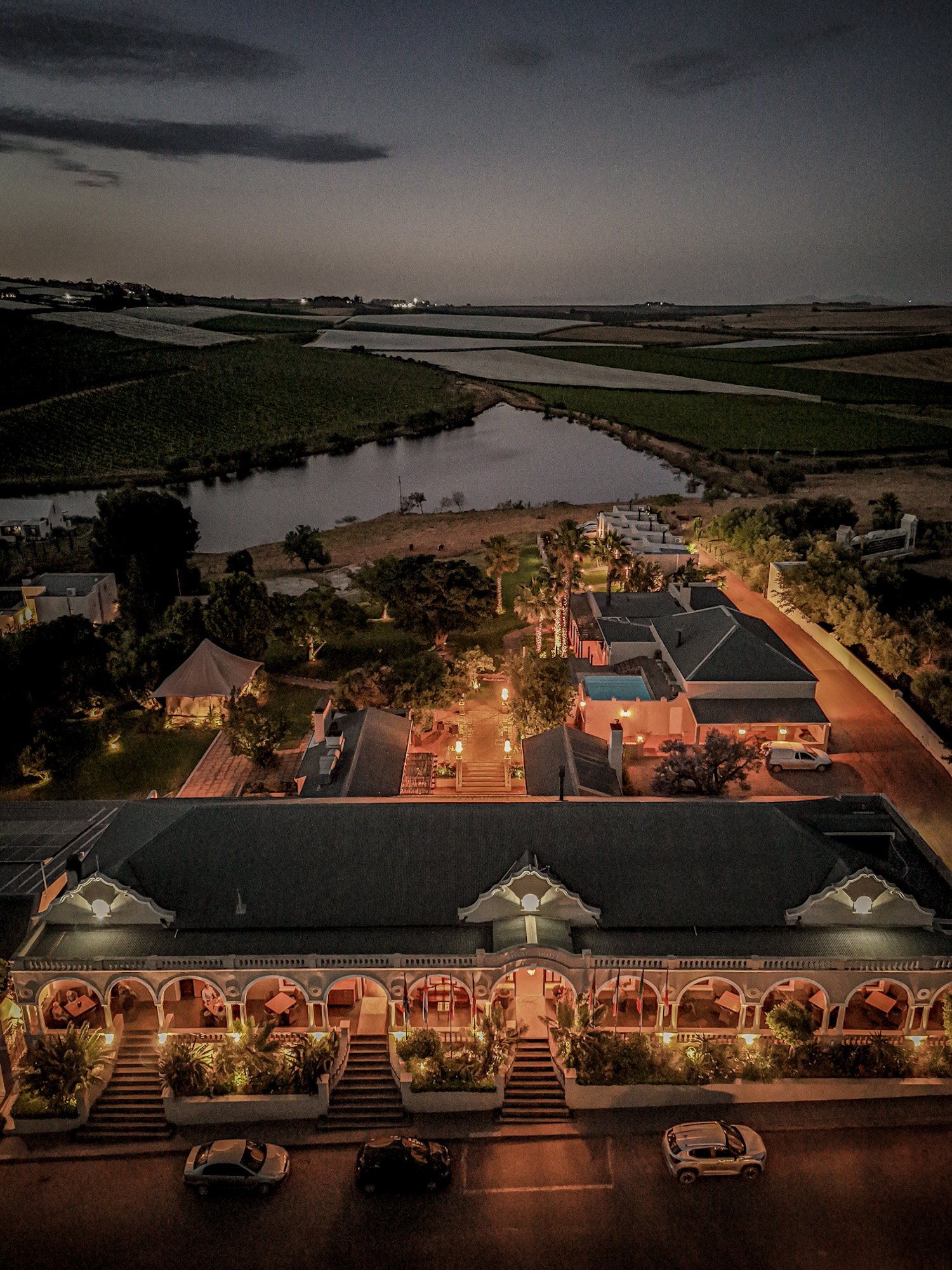 Luchtfoto van het dorp Riebeek-Kasteel en het Royal hotel in het donker.