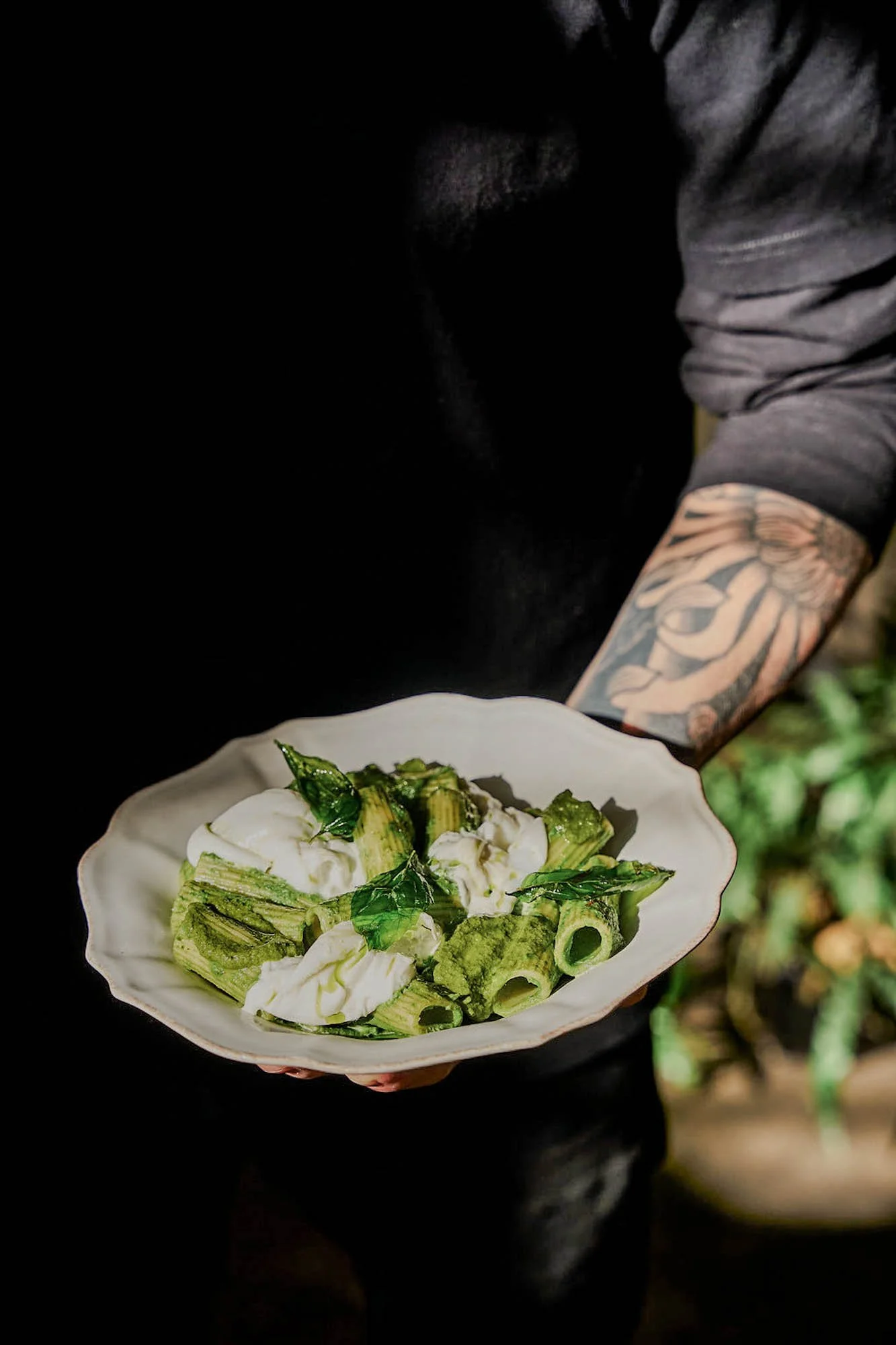 Groene salade met avocado en verse kruiden wordt geserveerd bij Our Local in Kaapstad.