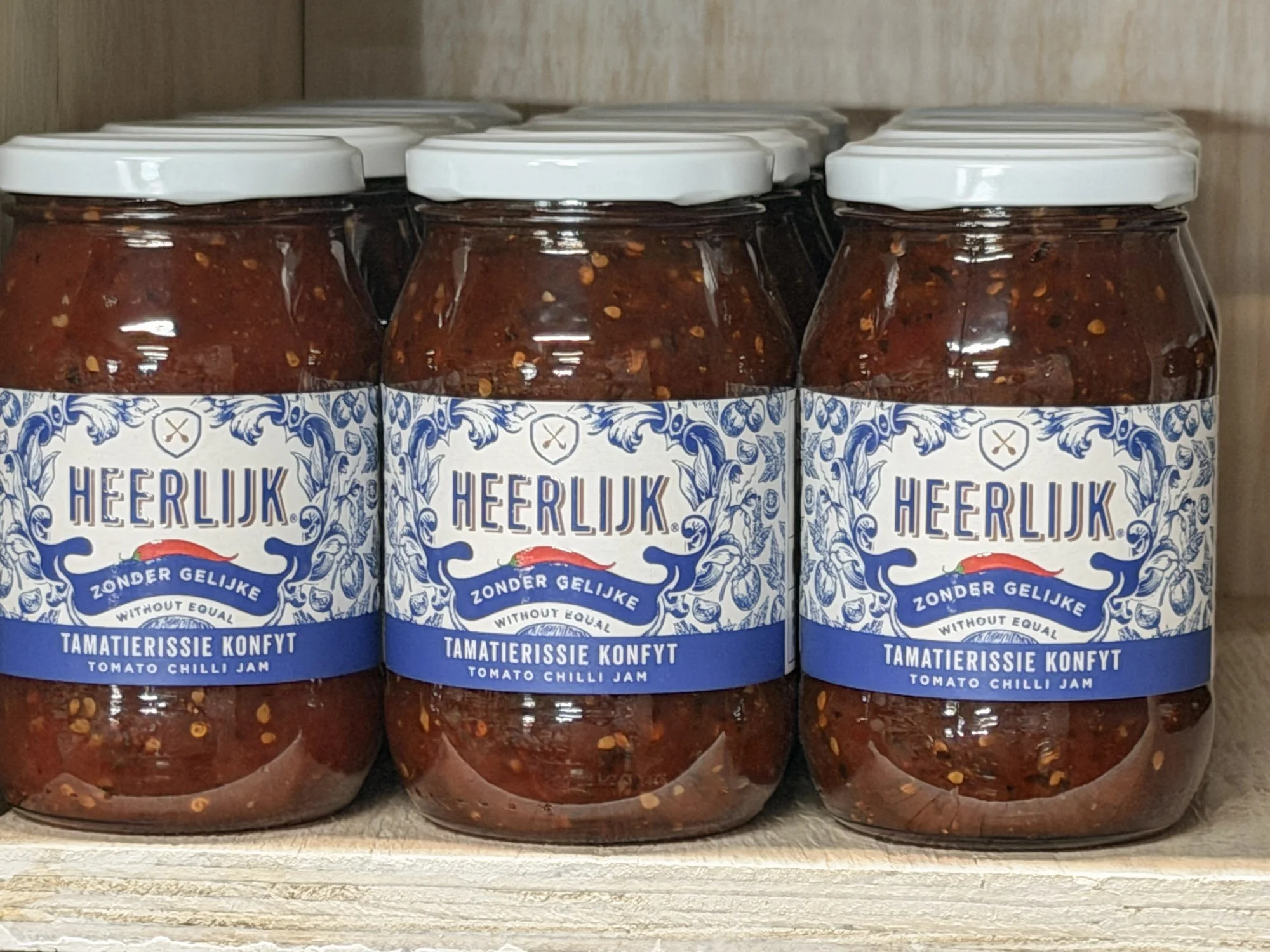 Potten tamatie-rissie-konfyt in winkel in Zuid-Afrika