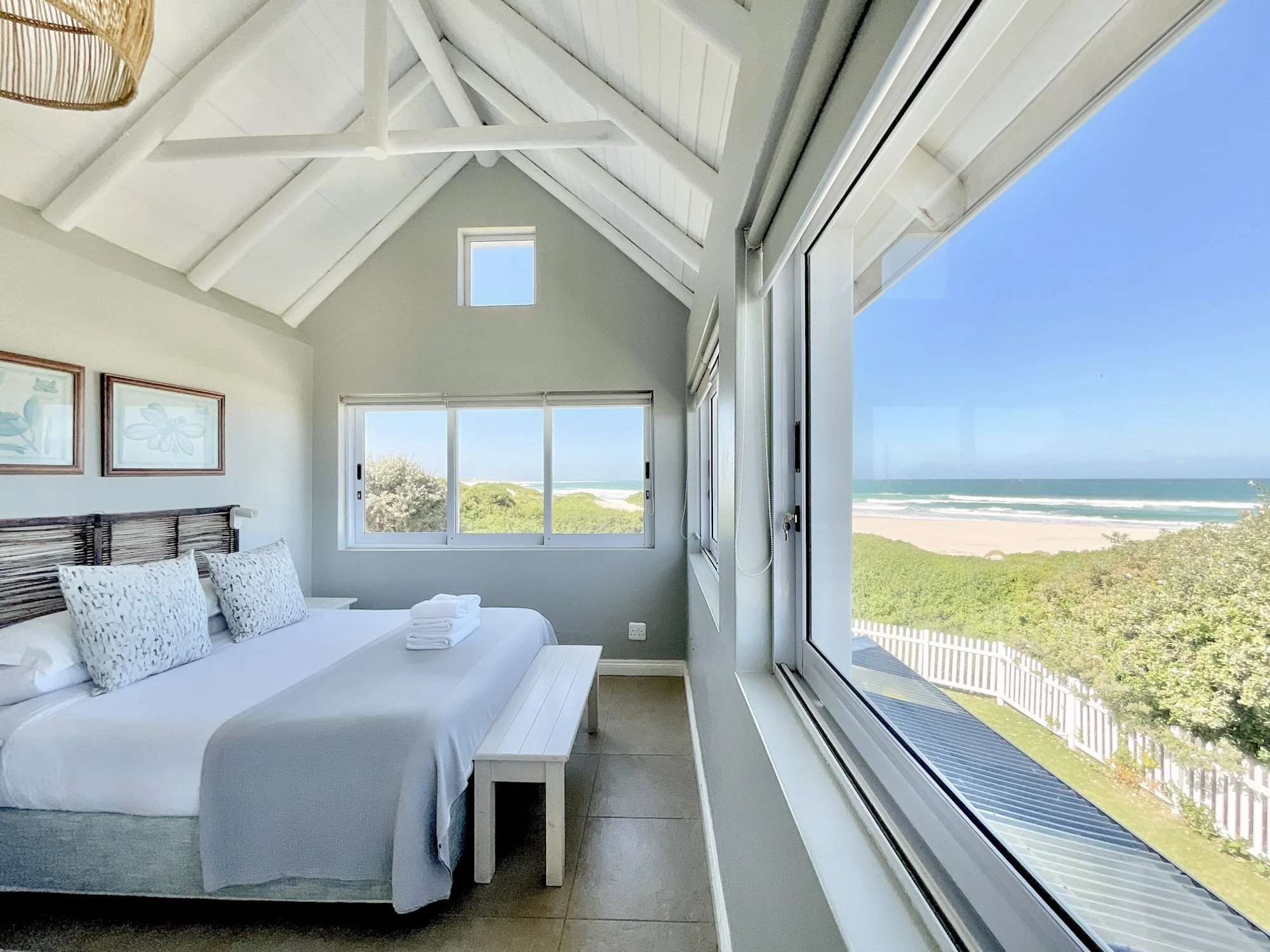 Slaapkamer met uitzicht op zee in Nautilus accommodatie bij Cape St Francis resort.