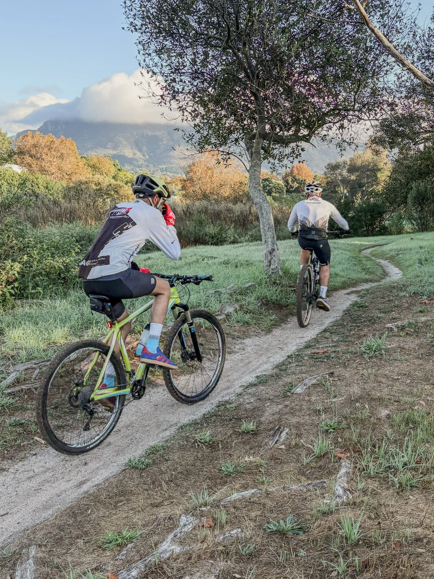 Mountainbikers met berglandschap bij Kaapstad, Zuid