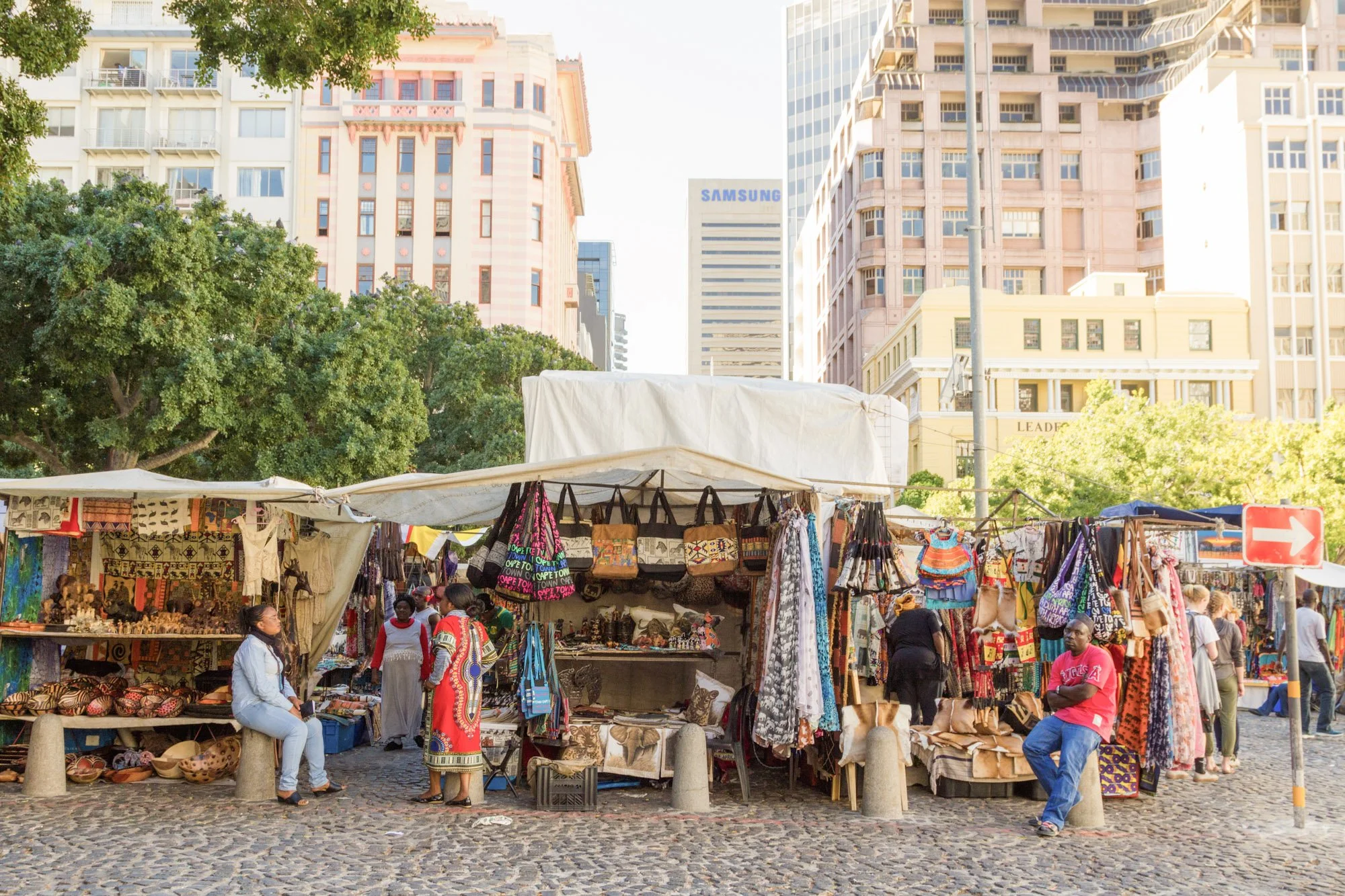 Ambachtelijke marktkramen op Greenmarket Square in Kaapstad.