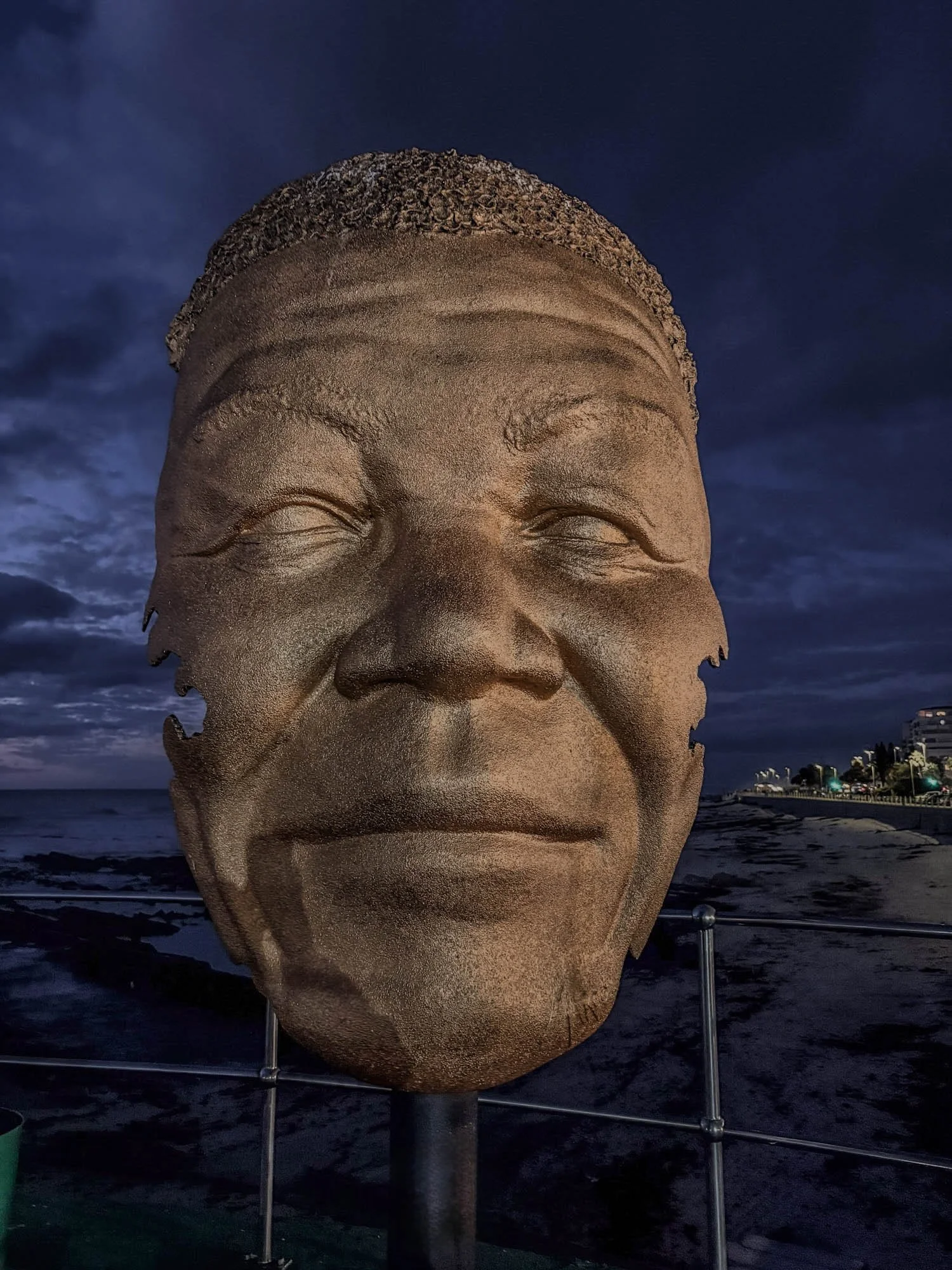 Close-up van een bronzen standbeeld van Nelson Mandela in Seapoint.