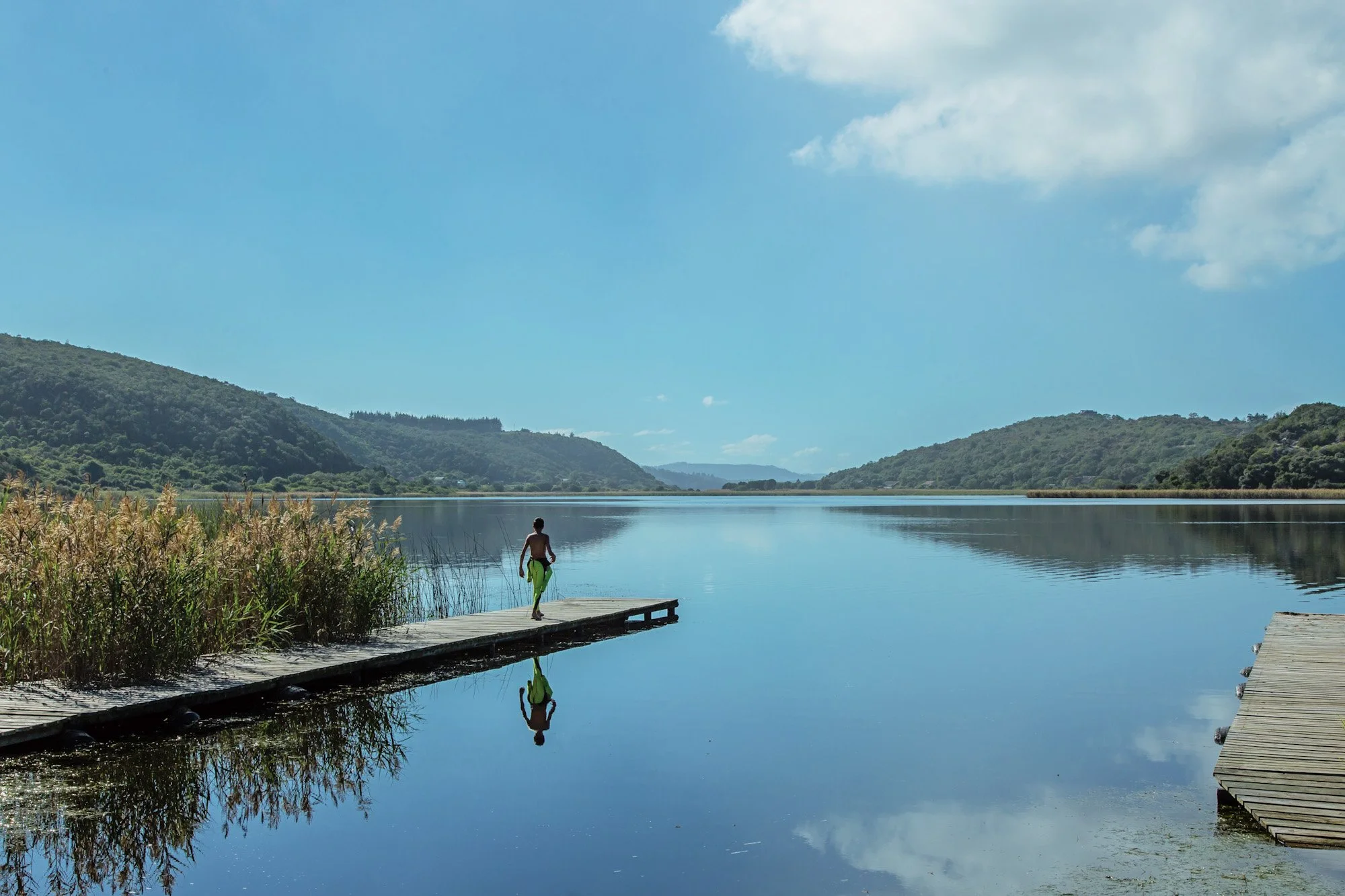 Island Lake bij Wilderness, een rustige lagune in de natuur aan de Tuinroute in Zuid-Afrika.