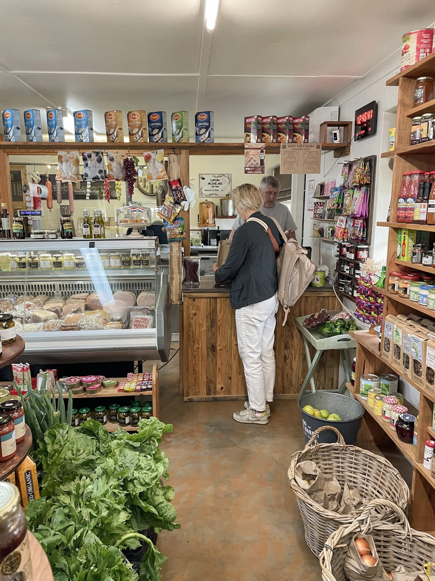 Interieur van een lokale dorpswinkel met streekproducten in Stanford.