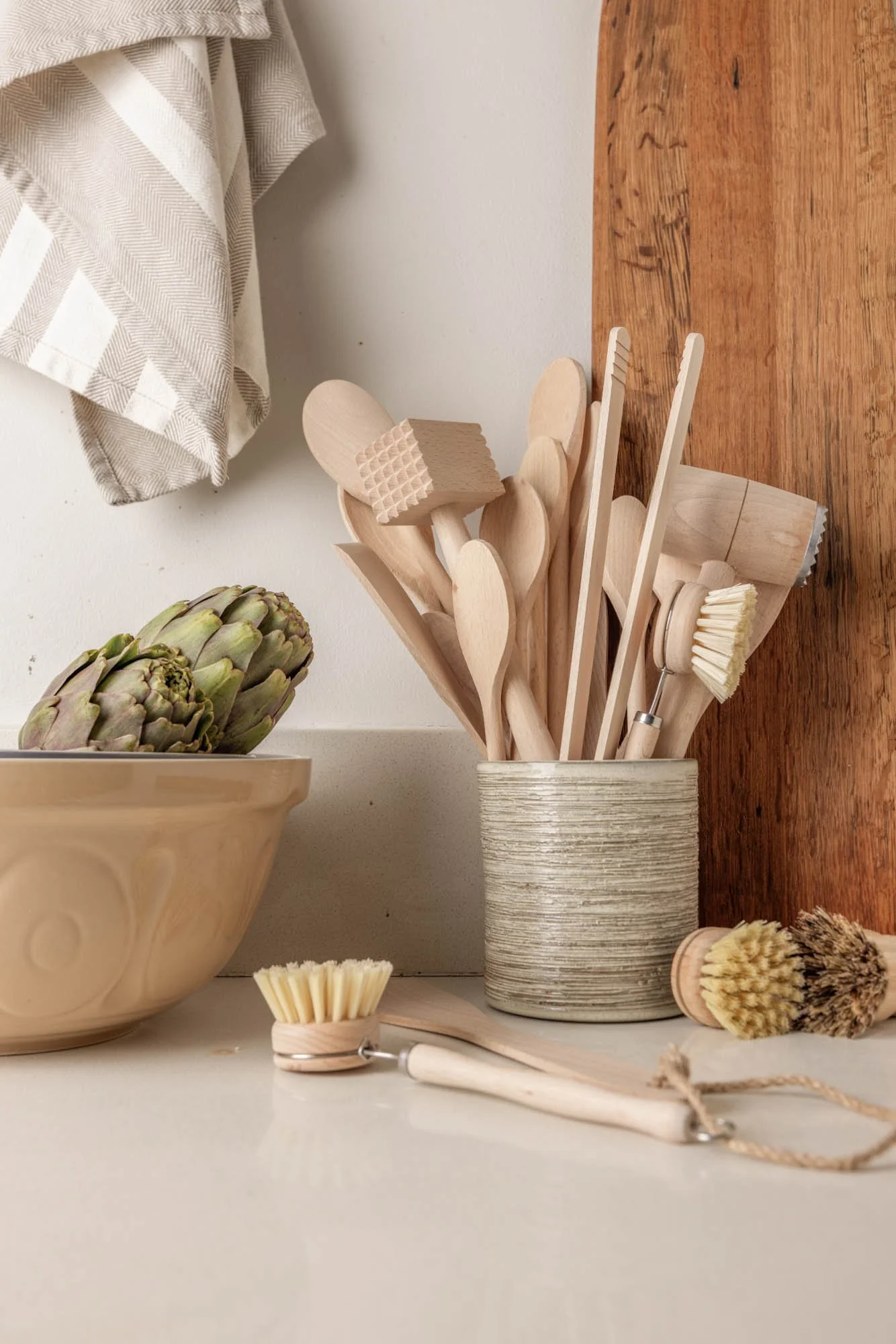 Collectie houten lepels, spatels en afwasborstels van Cape Home Collective.