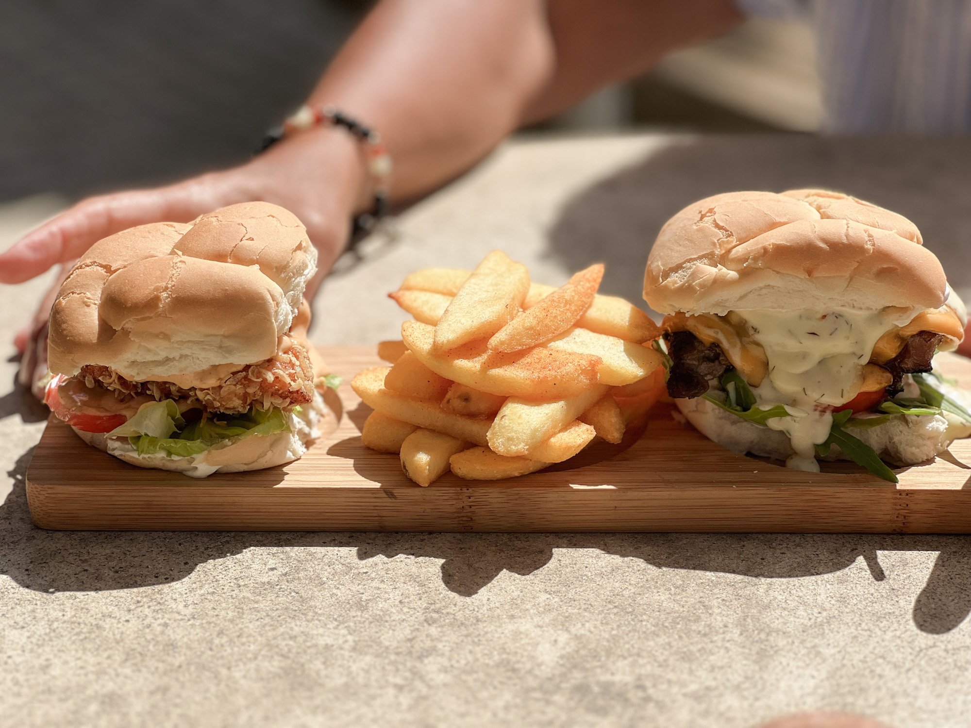 Twee broodjes hamburgers en friet tijdens lunch in Zuid-Afrika.