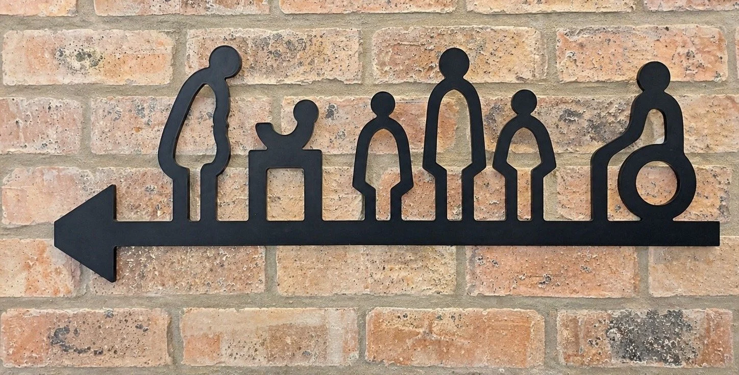Bord op muur dat toiletten aanduidt.