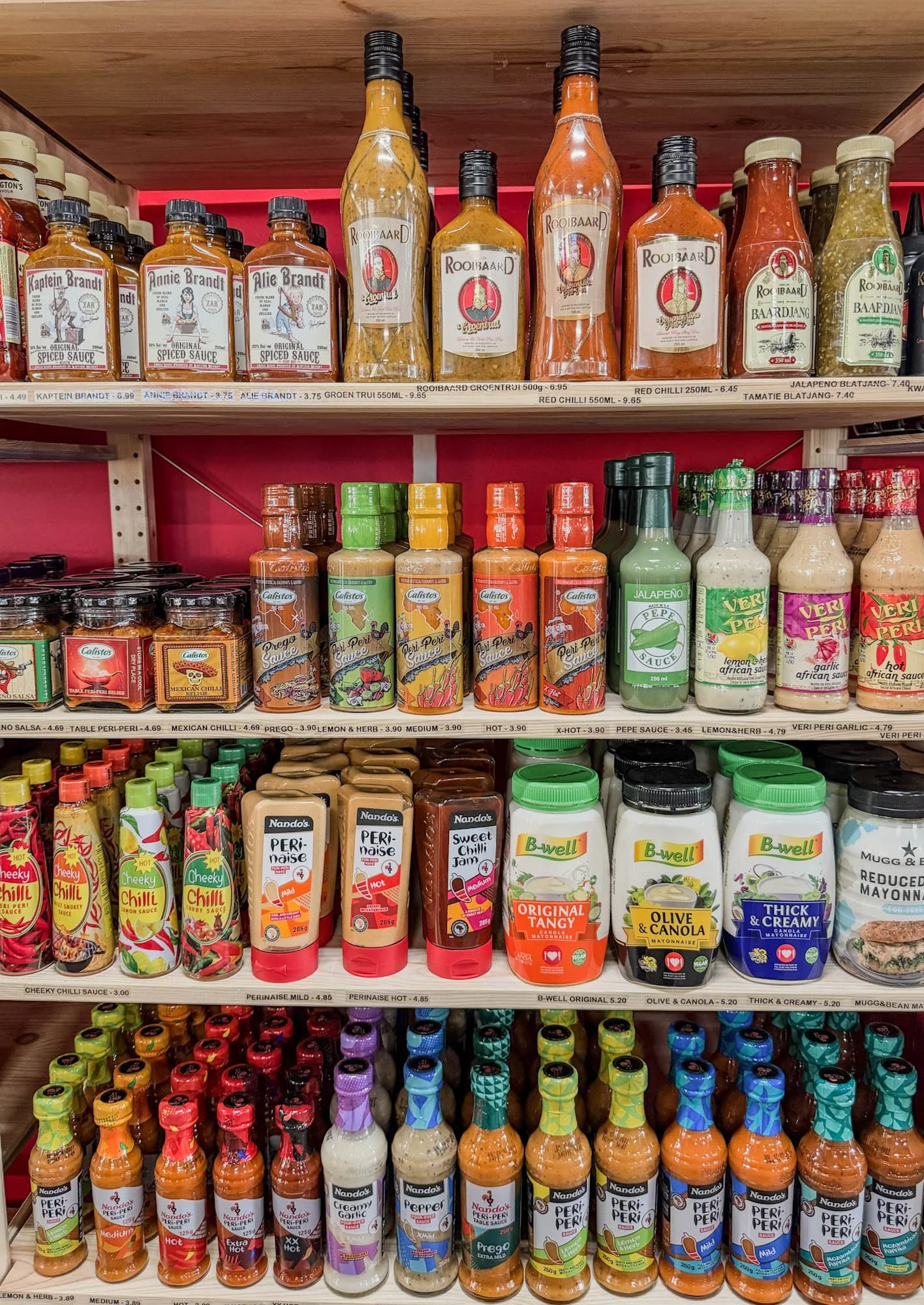Schappen vol Zuid-Afrikaanse sauzen, chutneys en smaakmakers bij Die Spens in Amersfoort.